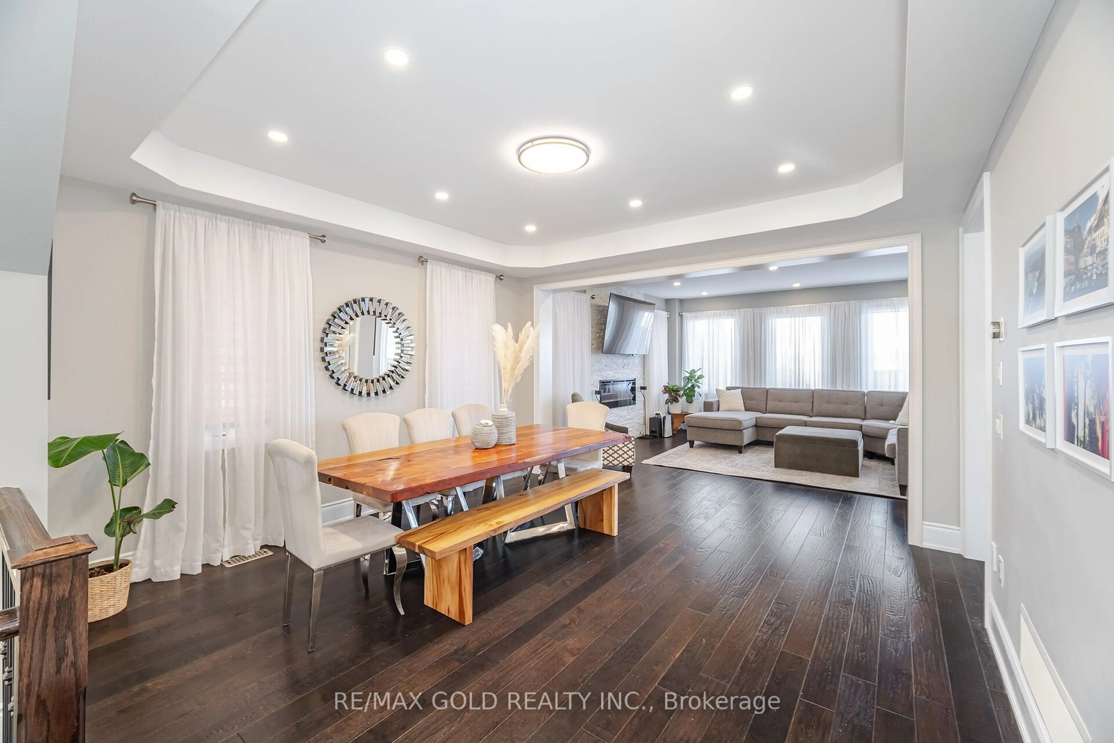 Dining room, wood/laminate floor for 231 Bonnieglen Farm Blvd, Caledon Ontario L7C 3Y3