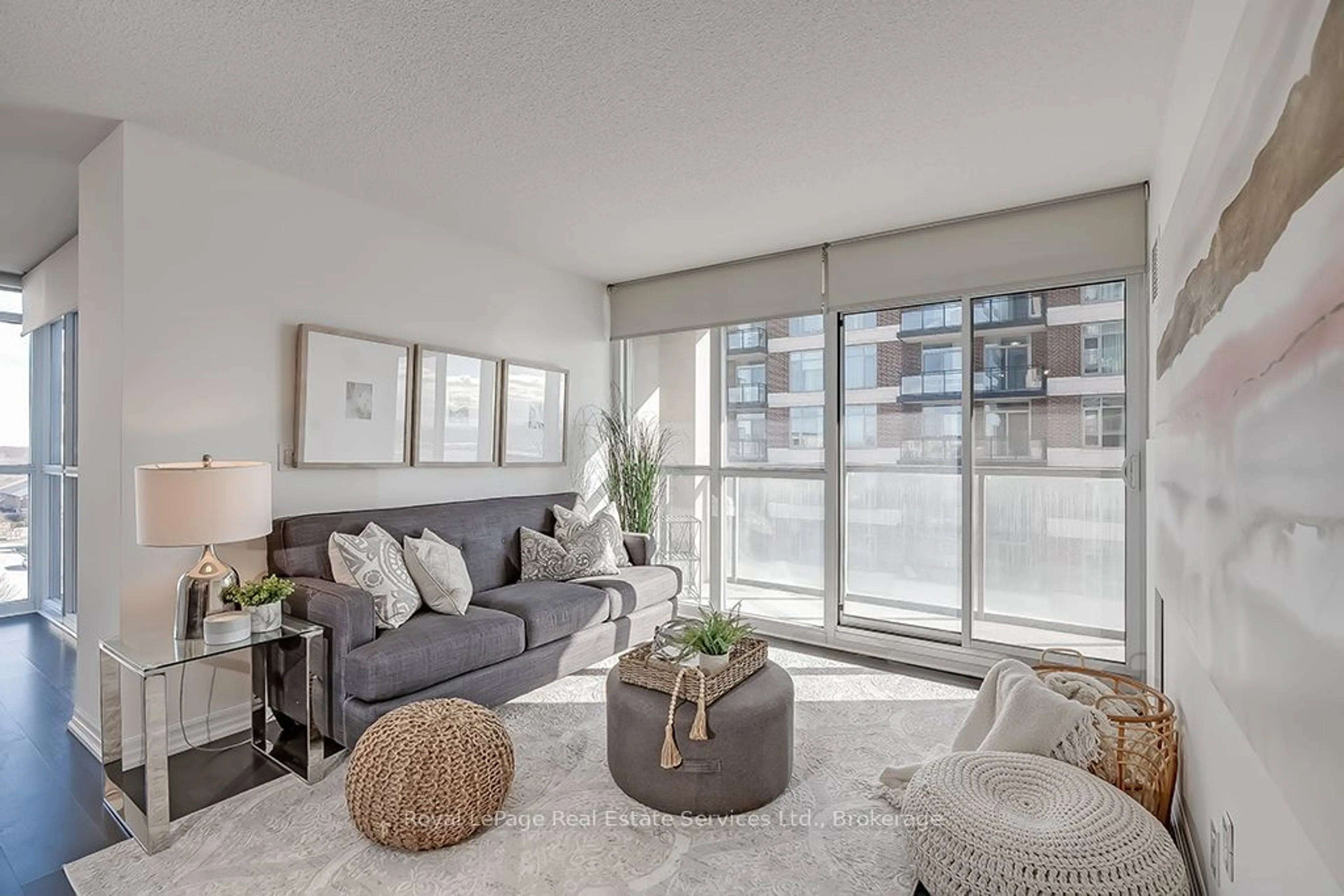 Living room with furniture, unknown for 1940 Ironstone Dr #602, Burlington Ontario L7L 0E4