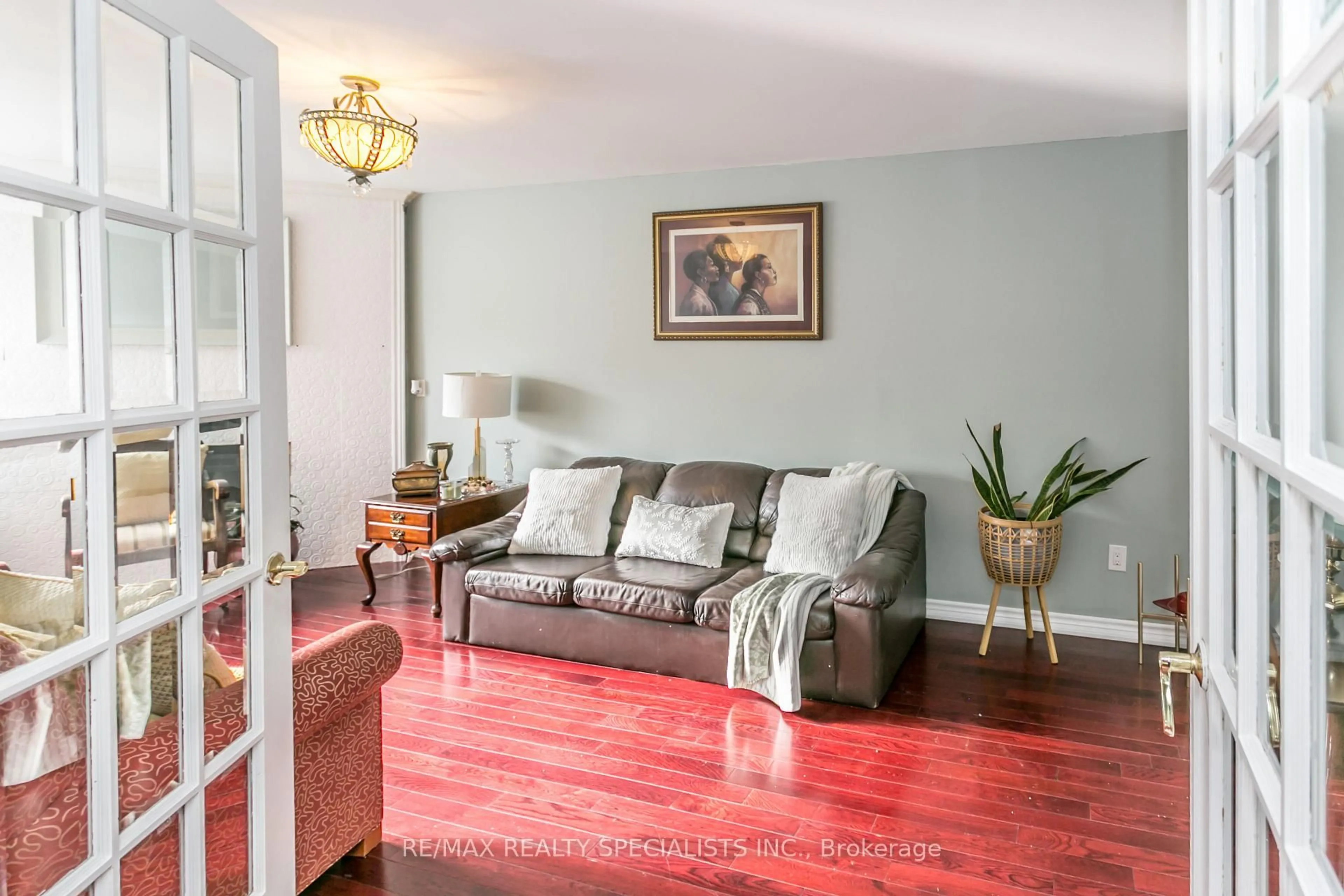 Living room with furniture, wood/laminate floor for 31 CASTLEHILL Rd, Brampton Ontario L6X 4E3