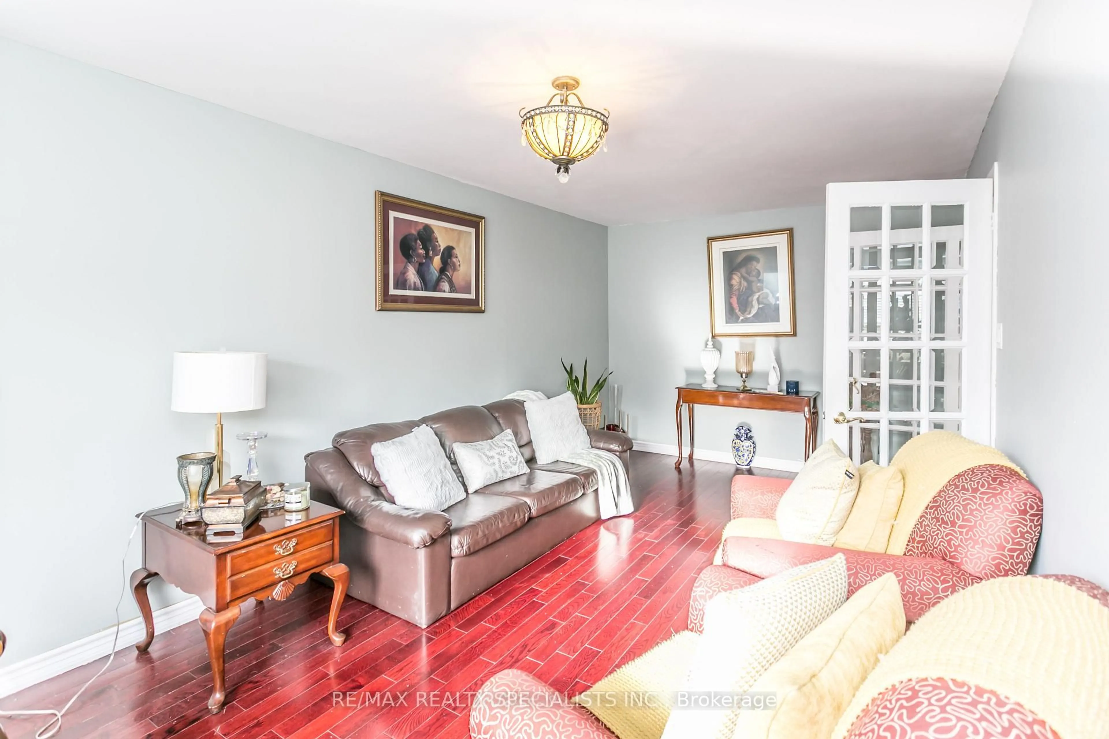 Living room with furniture, wood/laminate floor for 31 CASTLEHILL Rd, Brampton Ontario L6X 4E3