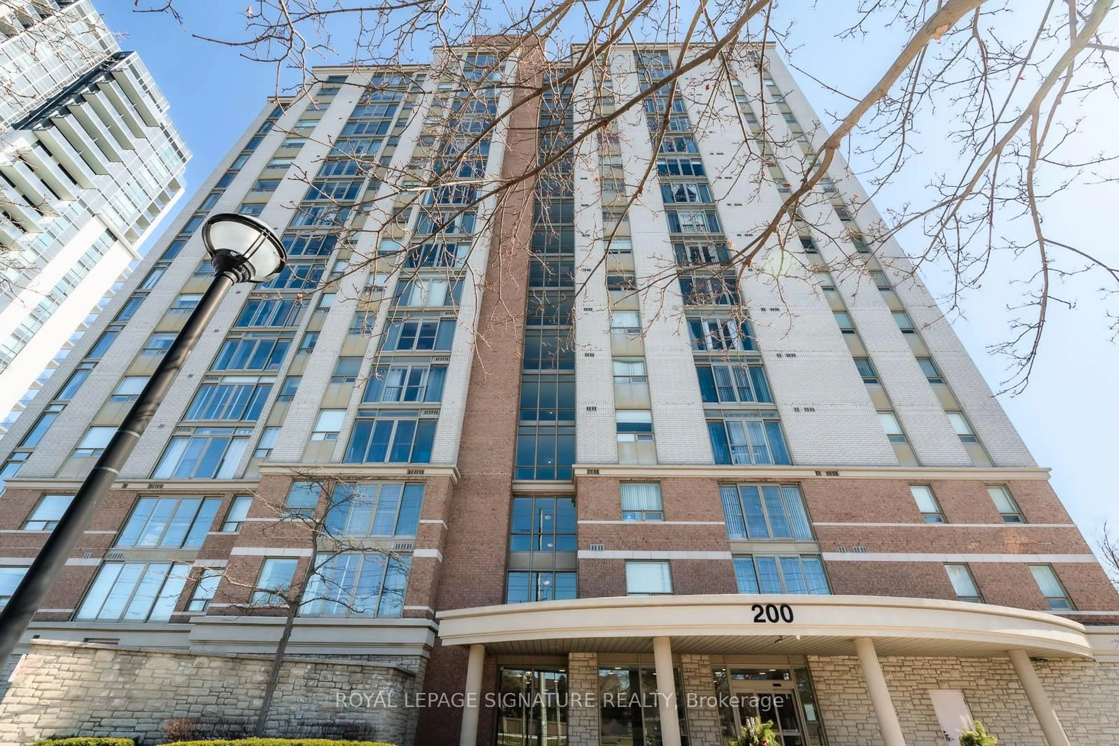 Indoor foyer for 200 Burnhamthorpe Rd #201, Mississauga Ontario L5A 4L4