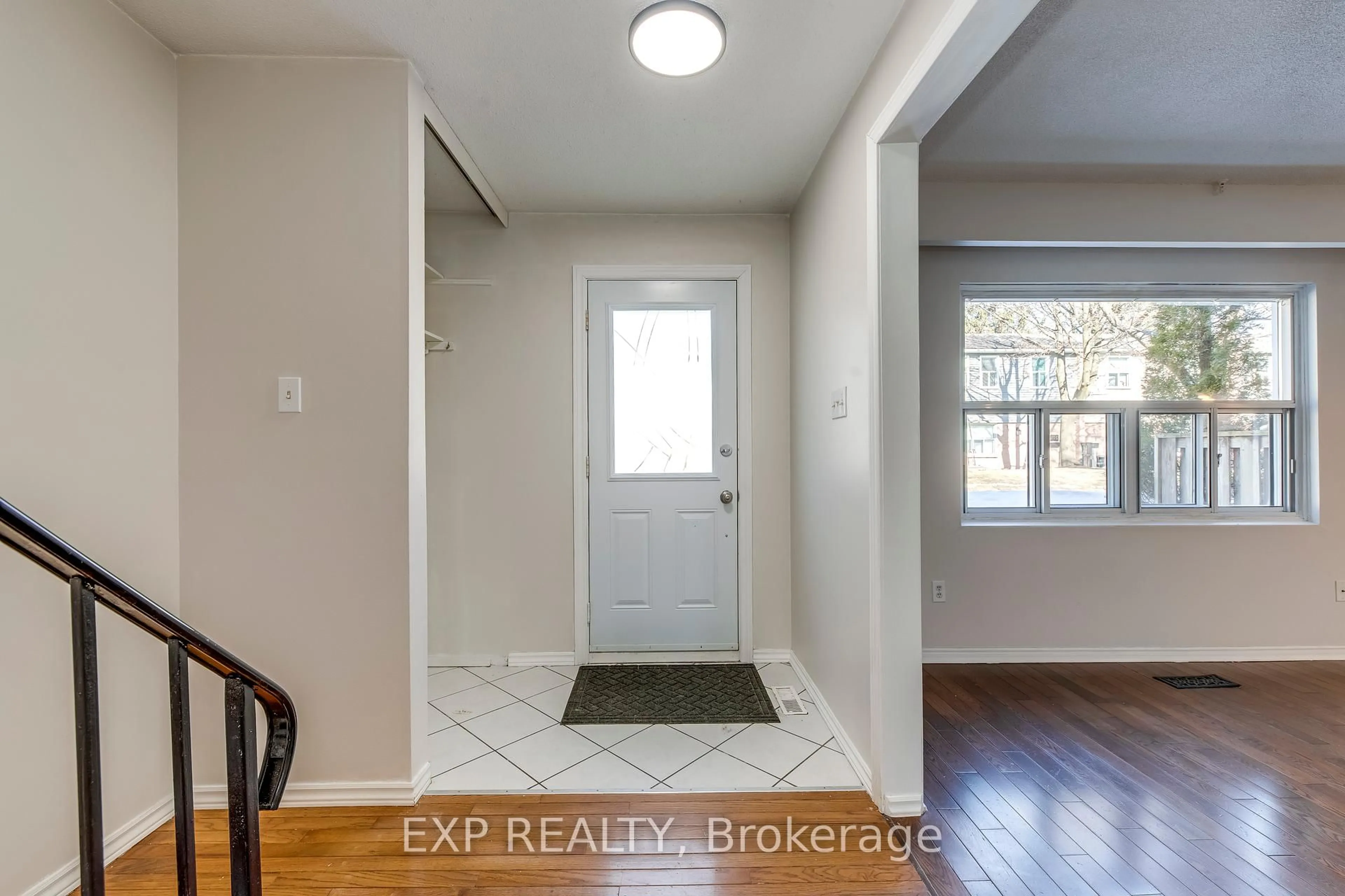 Indoor entryway for 1050 Shawnmarr Rd #132, Mississauga Ontario L5H 3V1