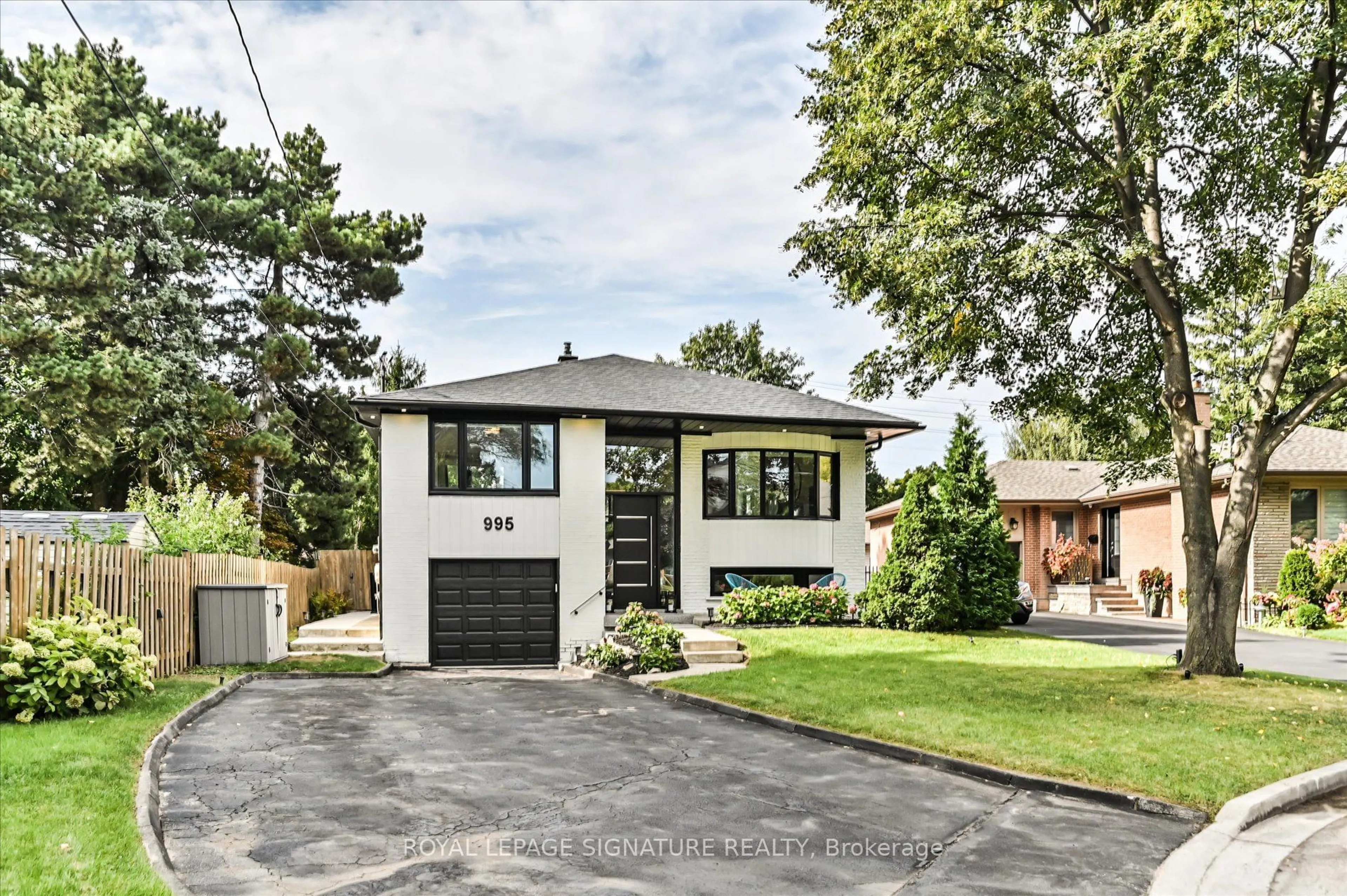 Home with brick exterior material, street for 995 Dormer St, Mississauga Ontario L5E 1T7