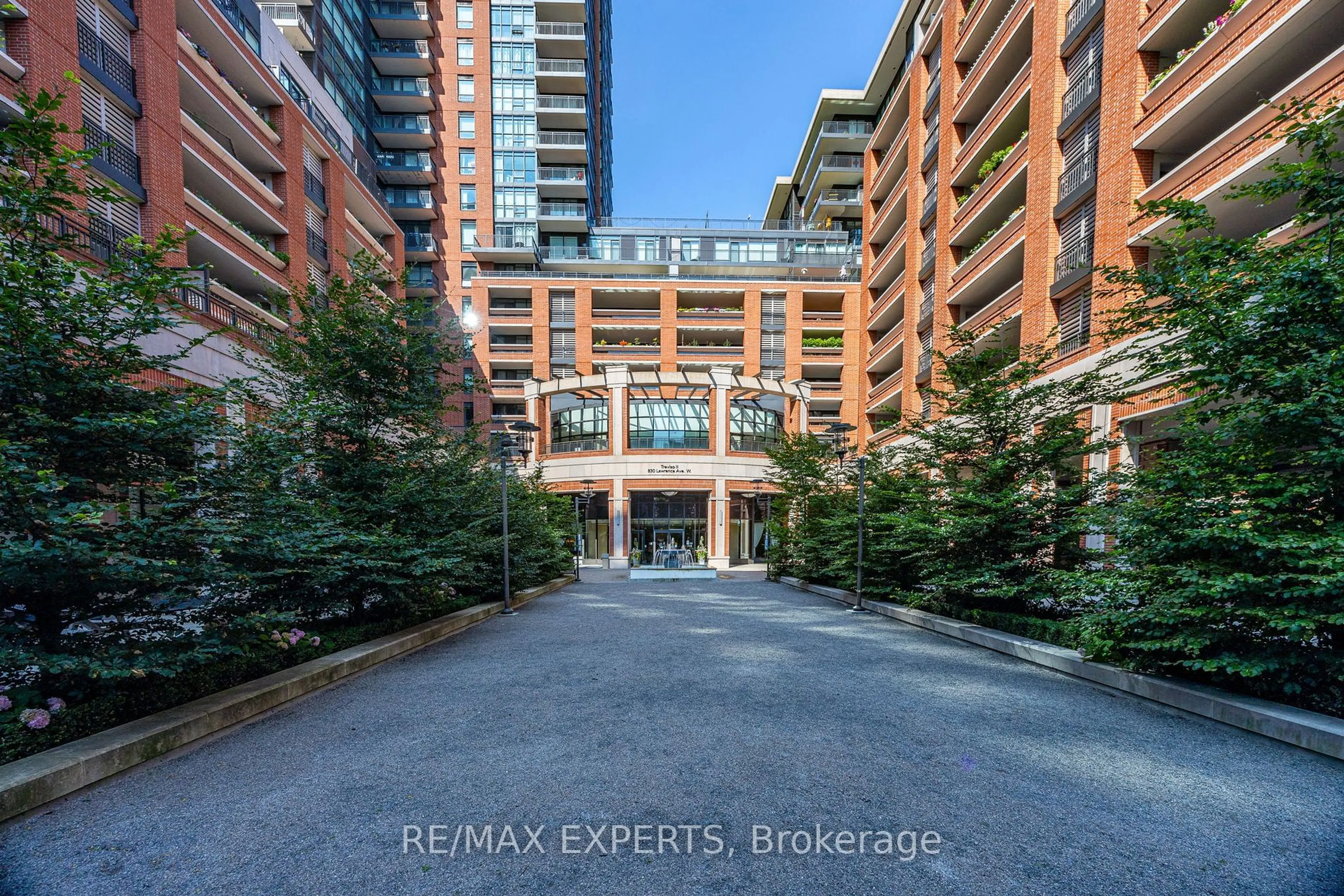 Indoor foyer for 830 Lawrence Ave #231, Toronto Ontario M6A 0A2