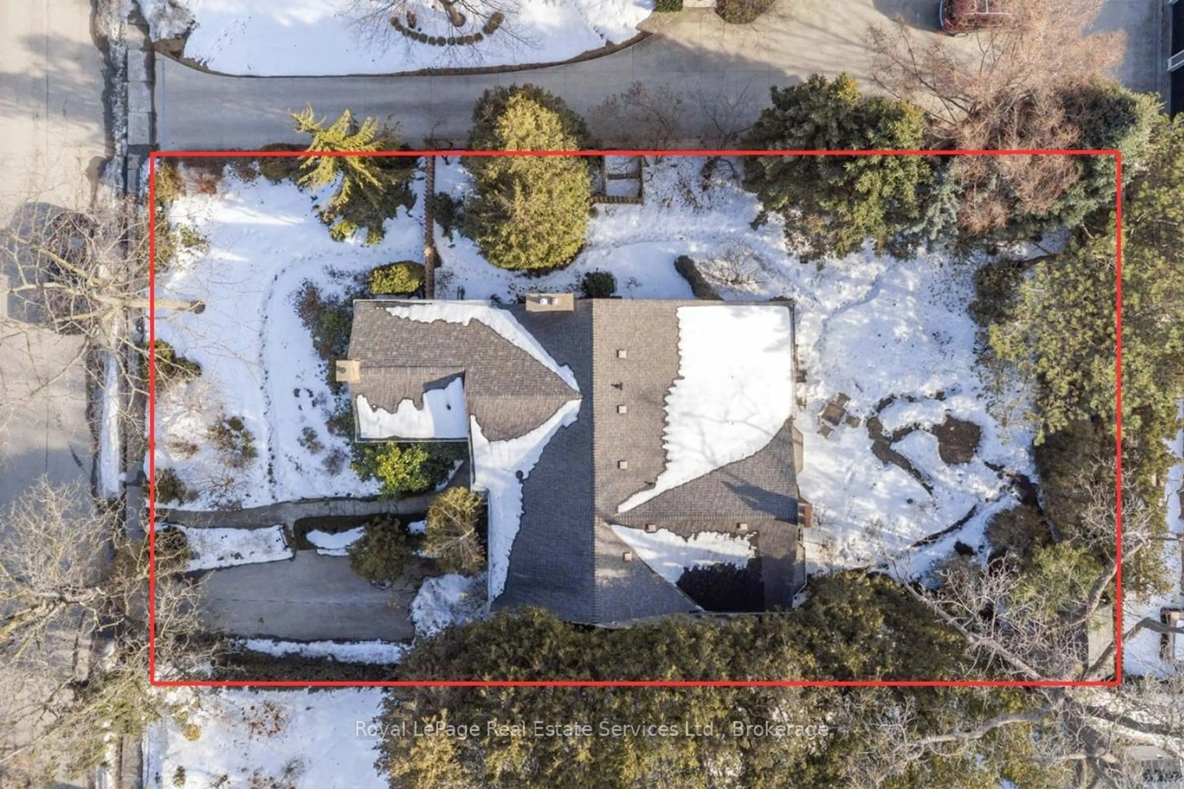 A pic from outside/outdoor area/front of a property/back of a property/a pic from drone, building for 82 First St, Oakville Ontario L6J 3R3