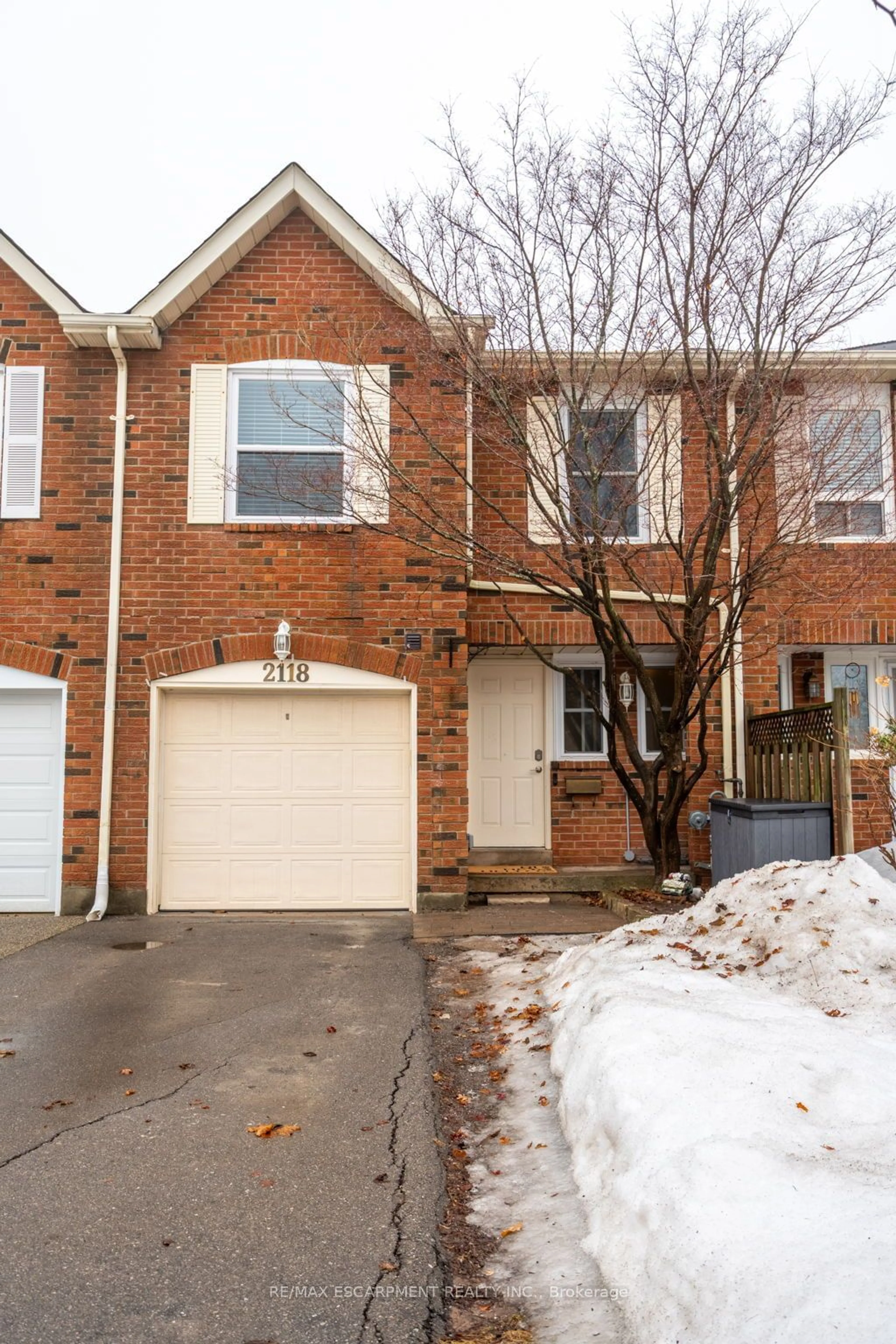 Home with brick exterior material, street for 2118 PELEE Blvd, Oakville Ontario L6H 4C7