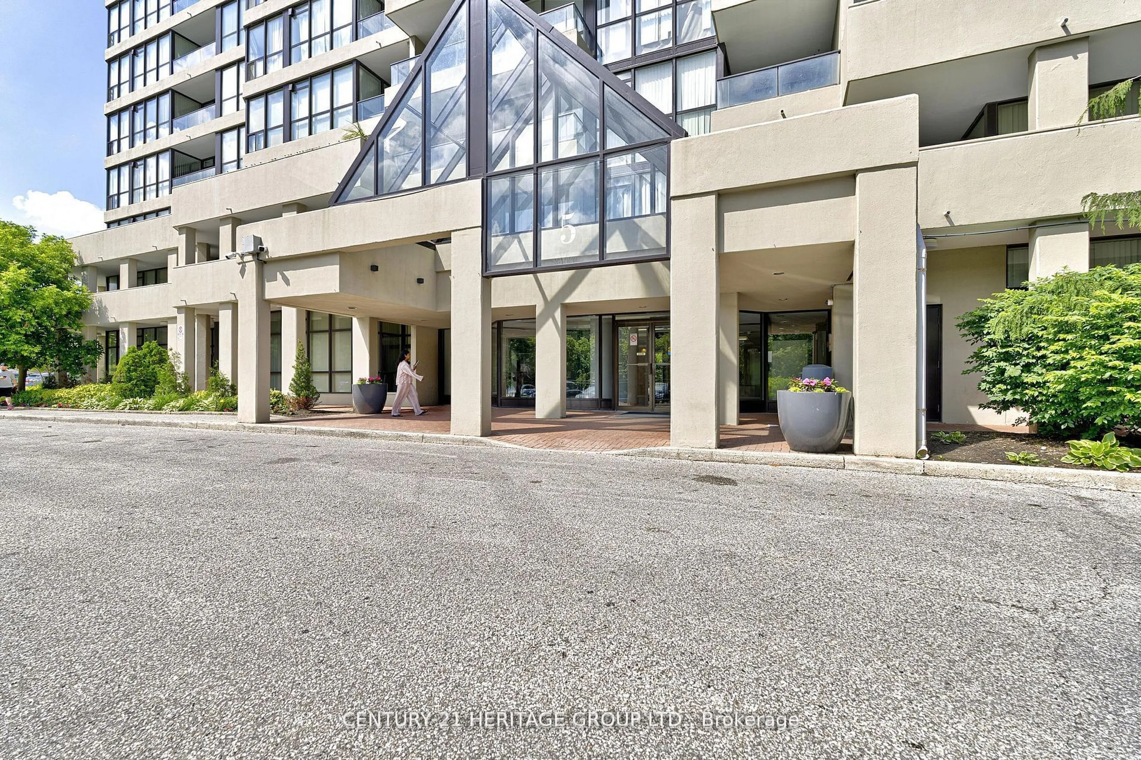 Indoor foyer for 5 Rowntree Rd #1205, Toronto Ontario M9V 5G9