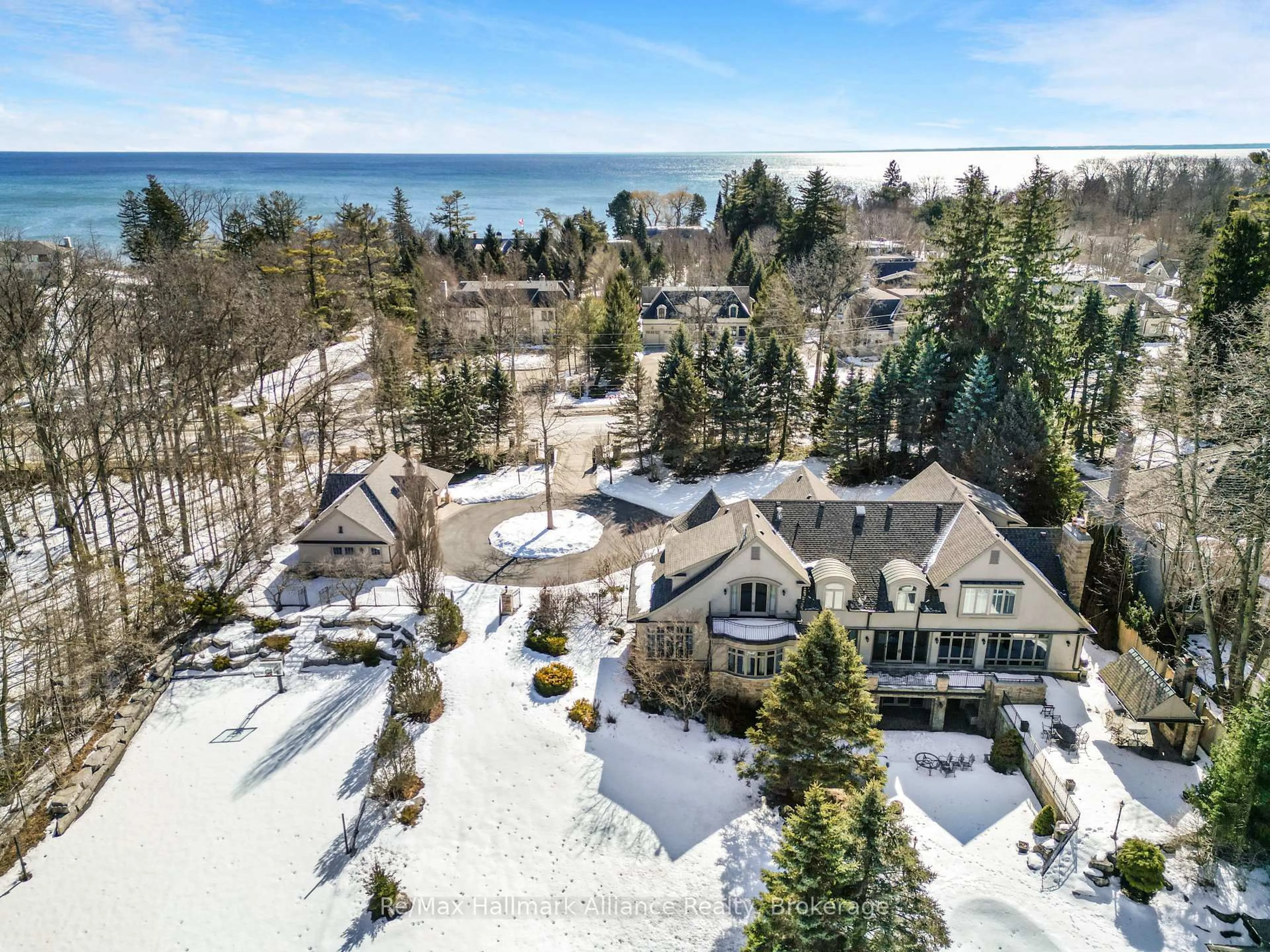 A pic from outside/outdoor area/front of a property/back of a property/a pic from drone, water/lake/river/ocean view for 1441 Lakeshore Rd, Oakville Ontario L6J 1L9