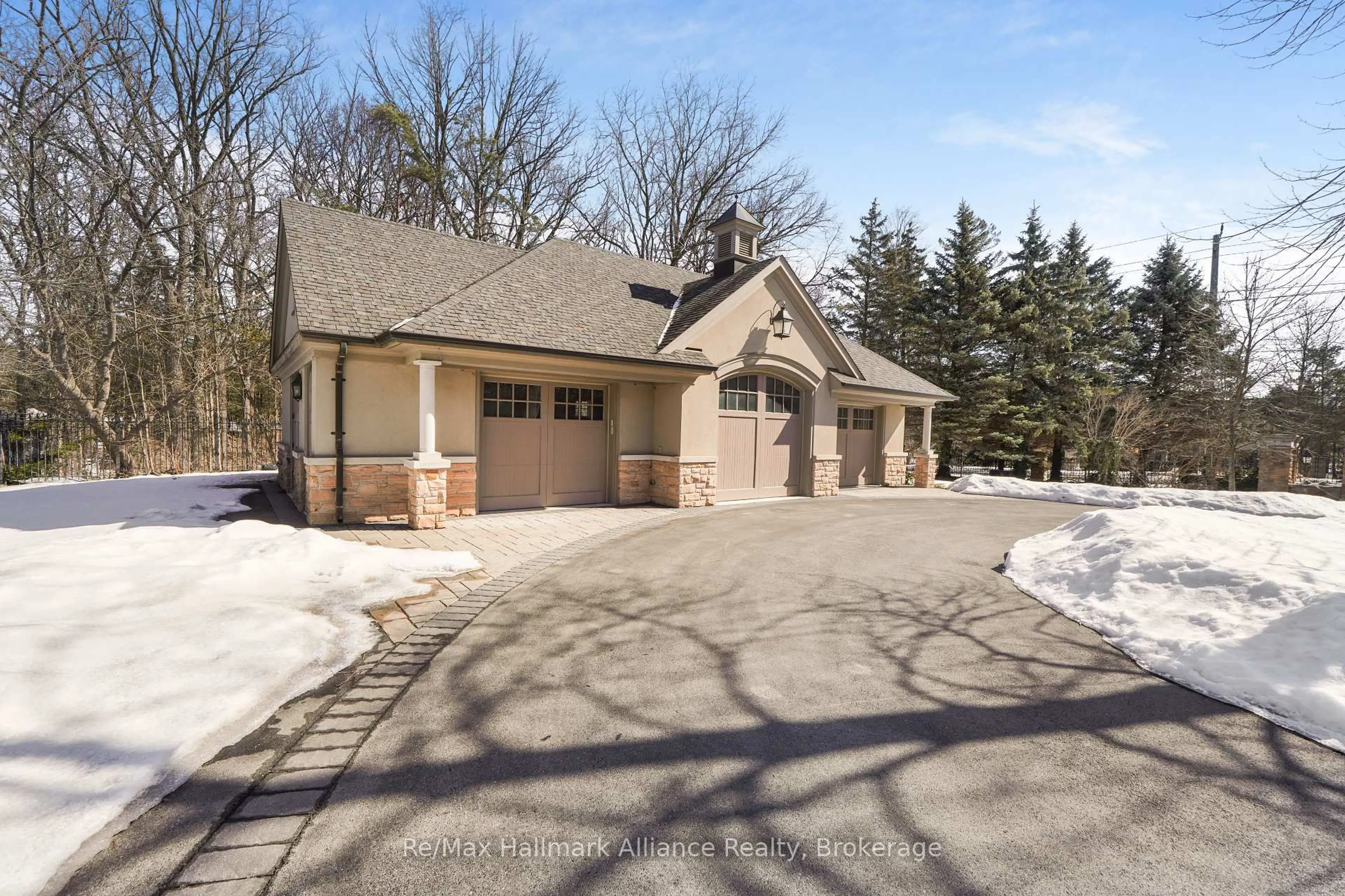 Indoor garage for 1441 Lakeshore Rd, Oakville Ontario L6J 1L9