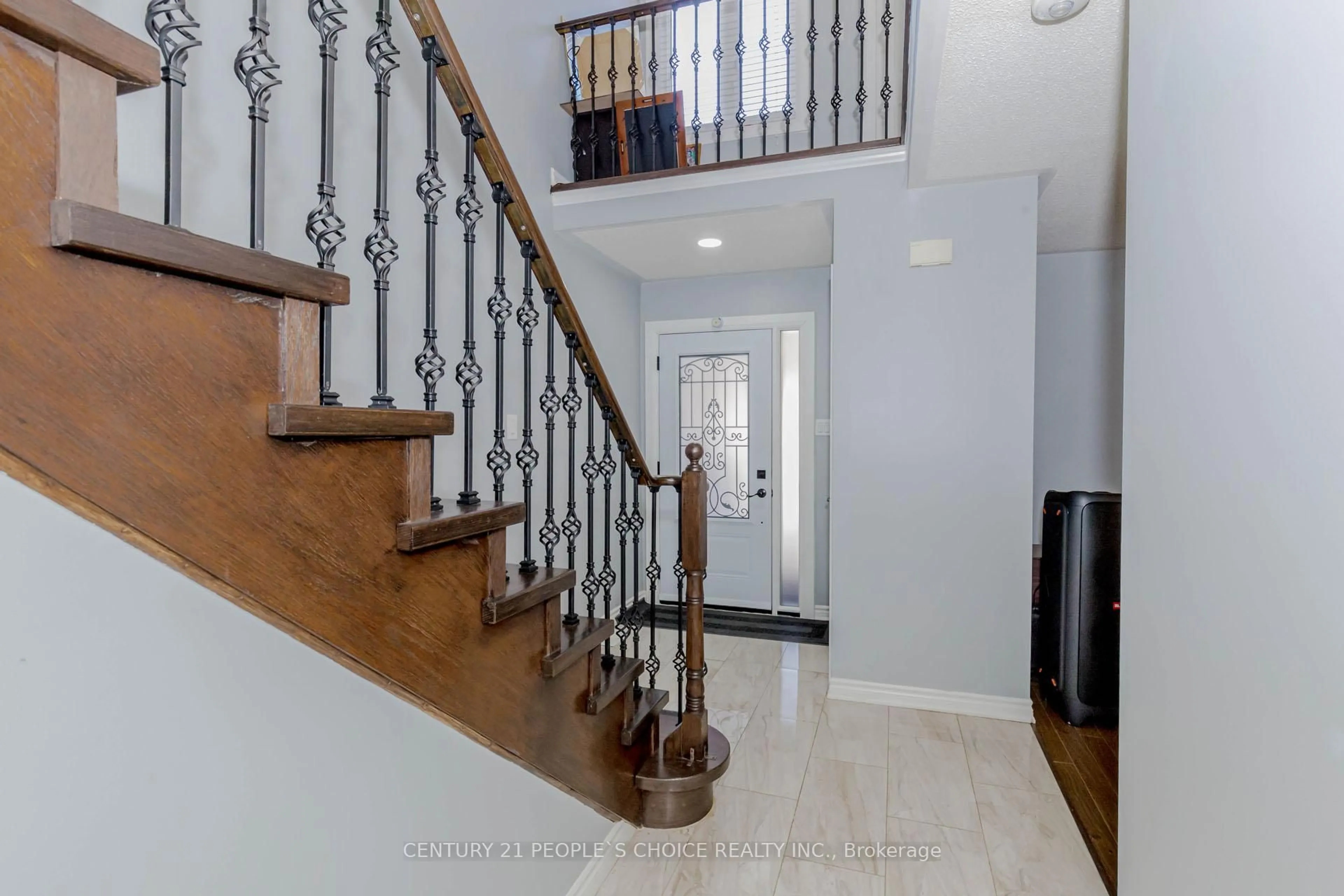 Indoor foyer for 13 Richwood Cres, Brampton Ontario L6X 4K9