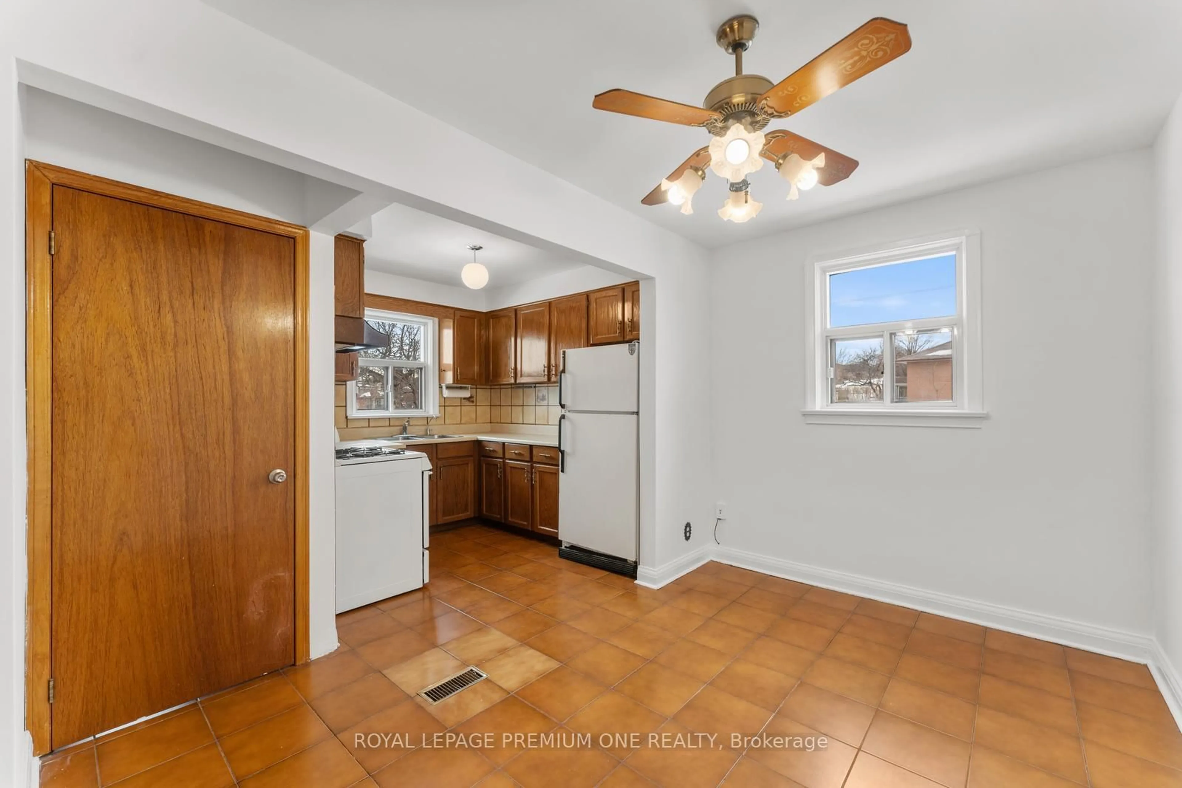 Standard kitchen, ceramic/tile floor for 280 EPSOM DOWNS Dr, Toronto Ontario M3M 1T6