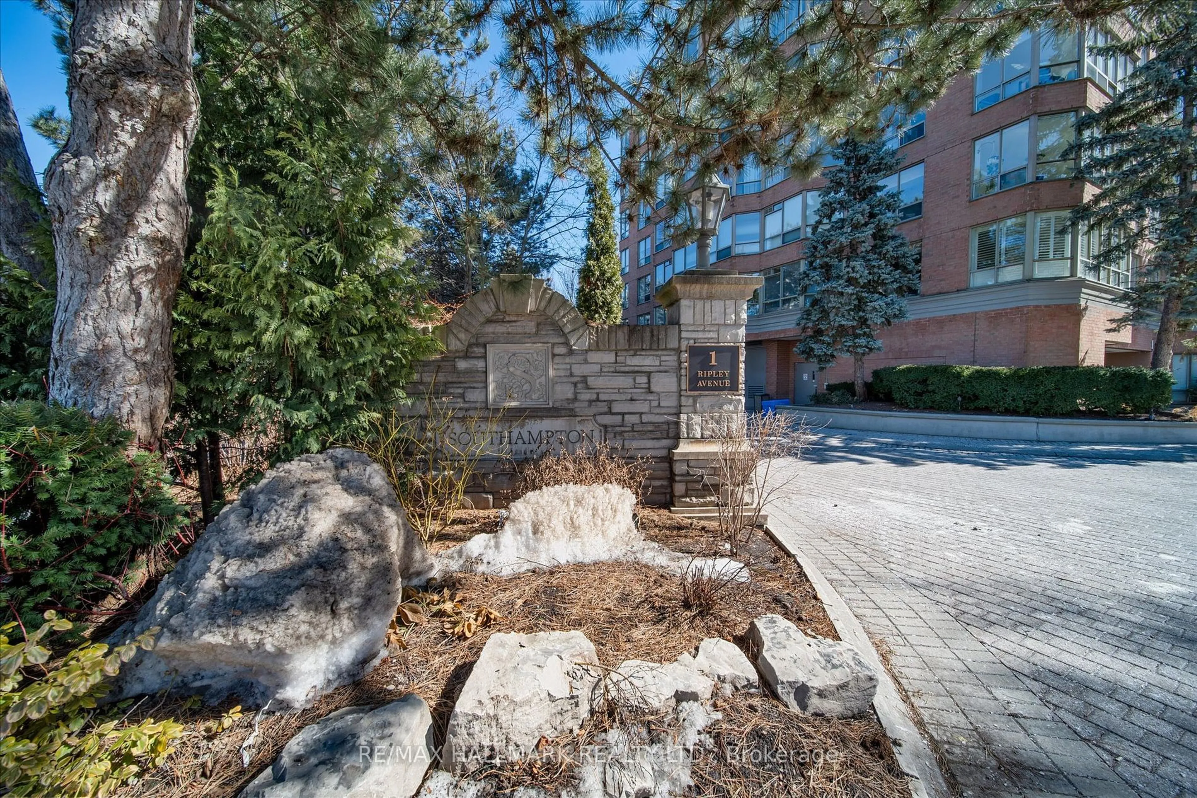 Patio, street for 1 Ripley Ave #116, Toronto Ontario M6S 4Z6