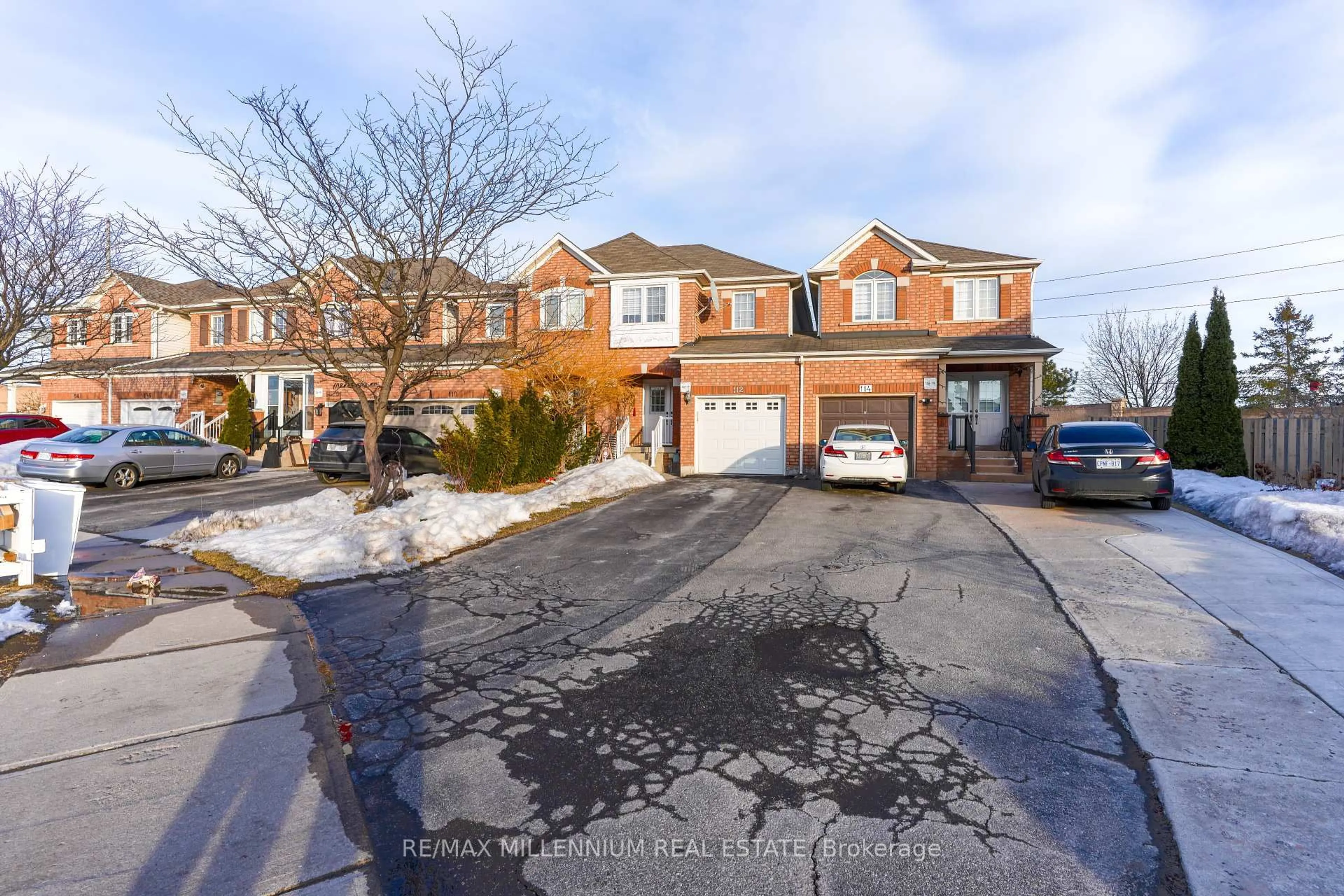 A pic from outside/outdoor area/front of a property/back of a property/a pic from drone, street for 112 Big Moe Cres, Brampton Ontario L6P 1J9