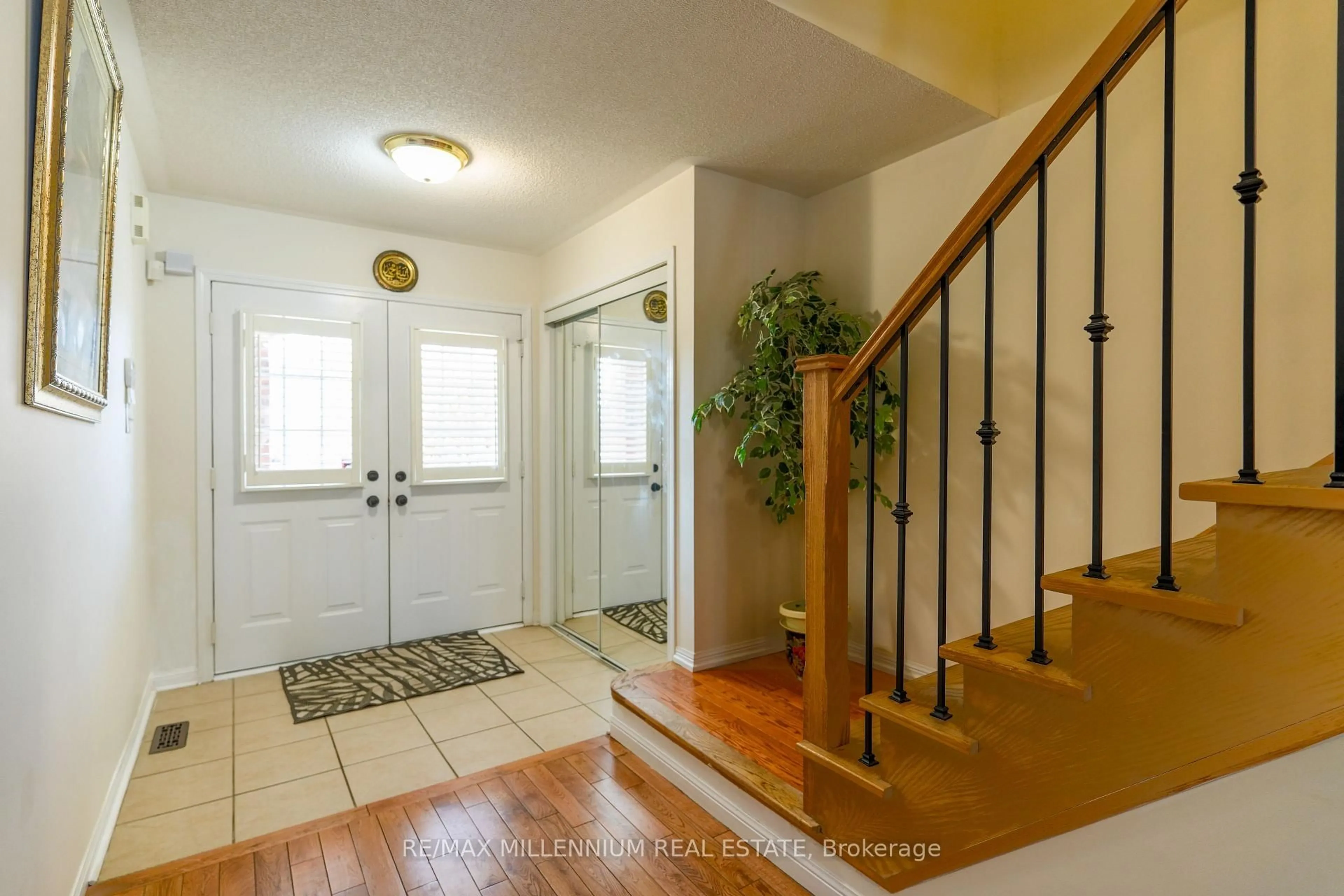 Indoor entryway for 112 Big Moe Cres, Brampton Ontario L6P 1J9