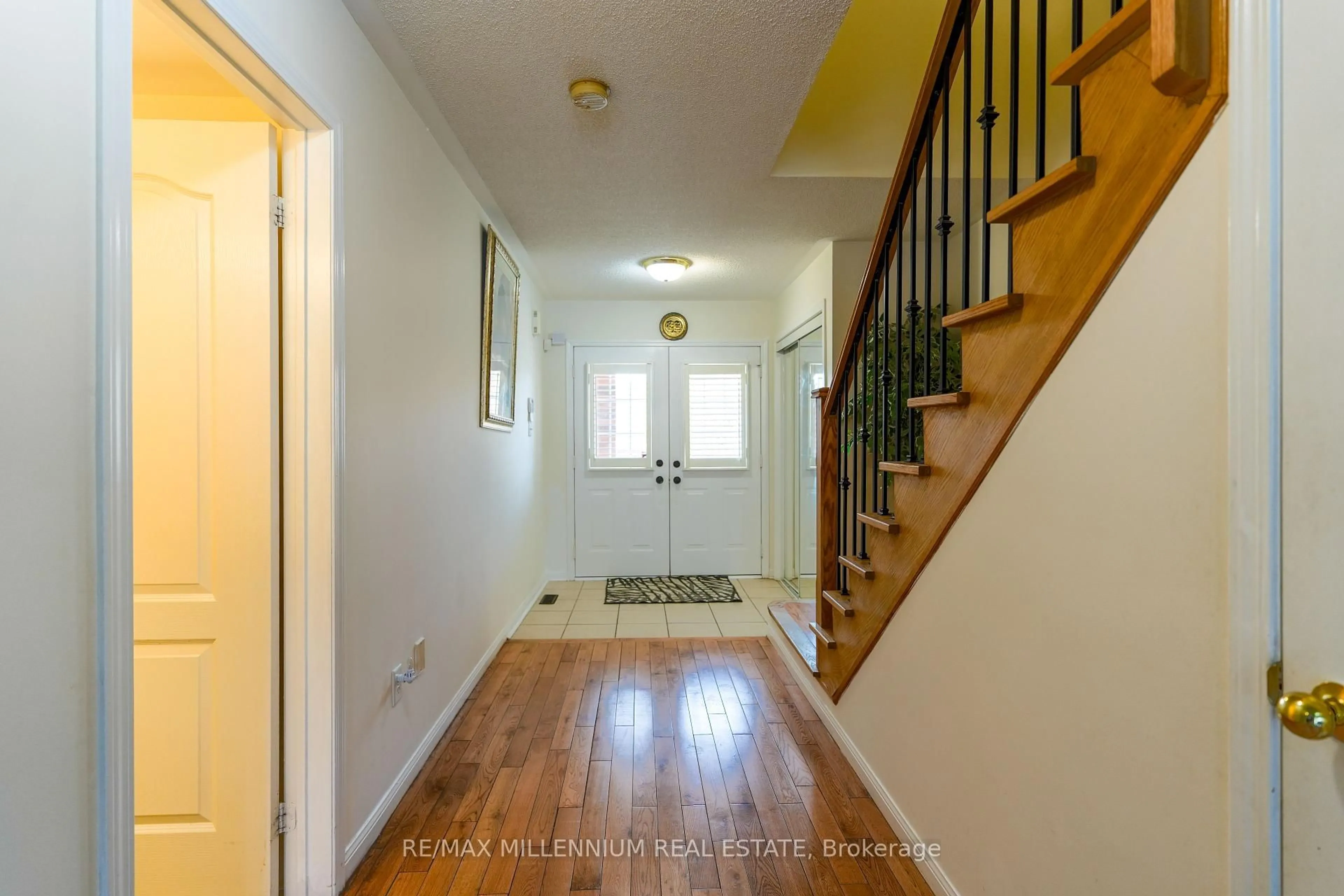 Indoor entryway for 112 Big Moe Cres, Brampton Ontario L6P 1J9