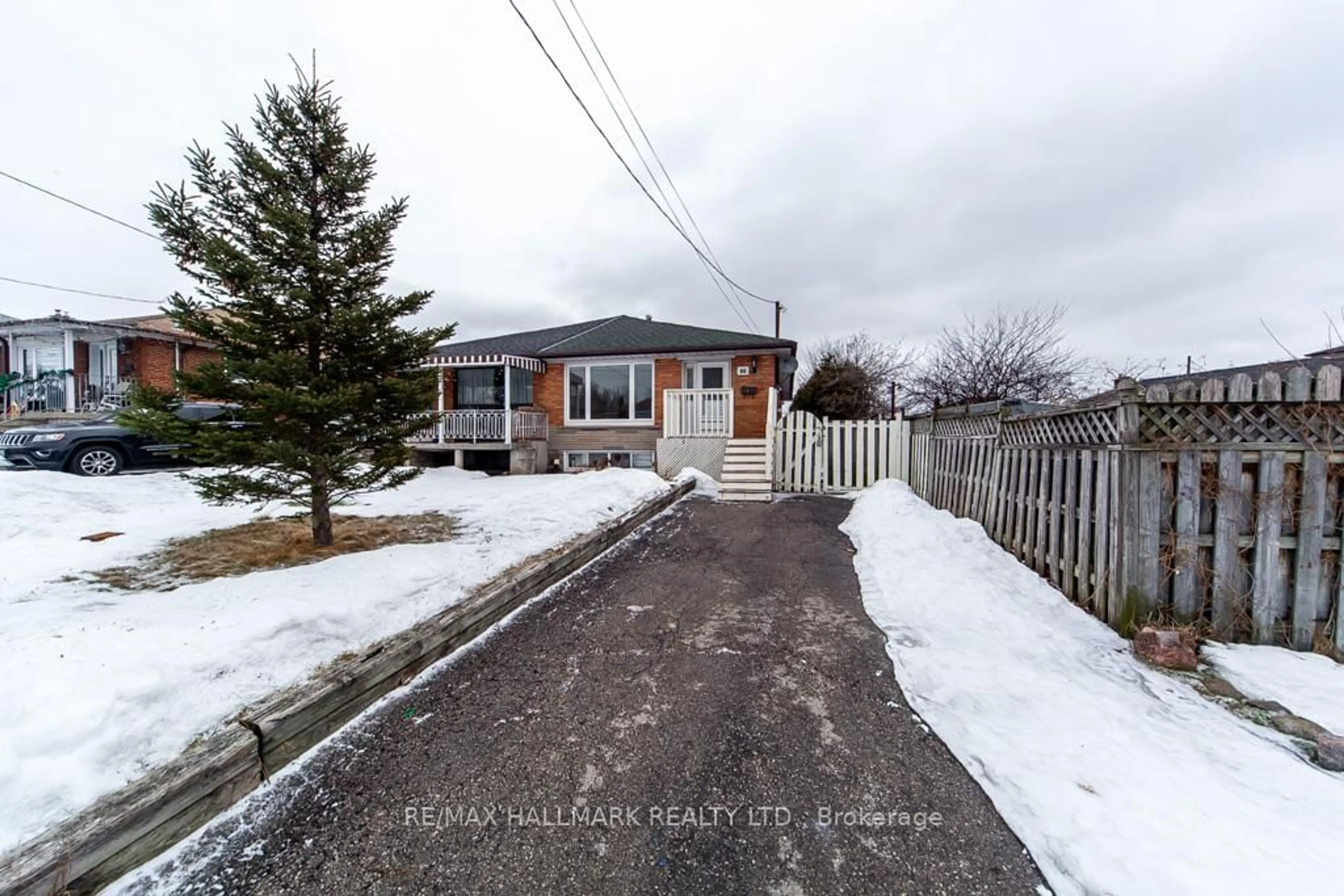 A pic from outside/outdoor area/front of a property/back of a property/a pic from drone, street for 86 Snowood Crt, Toronto Ontario M3N 1E8