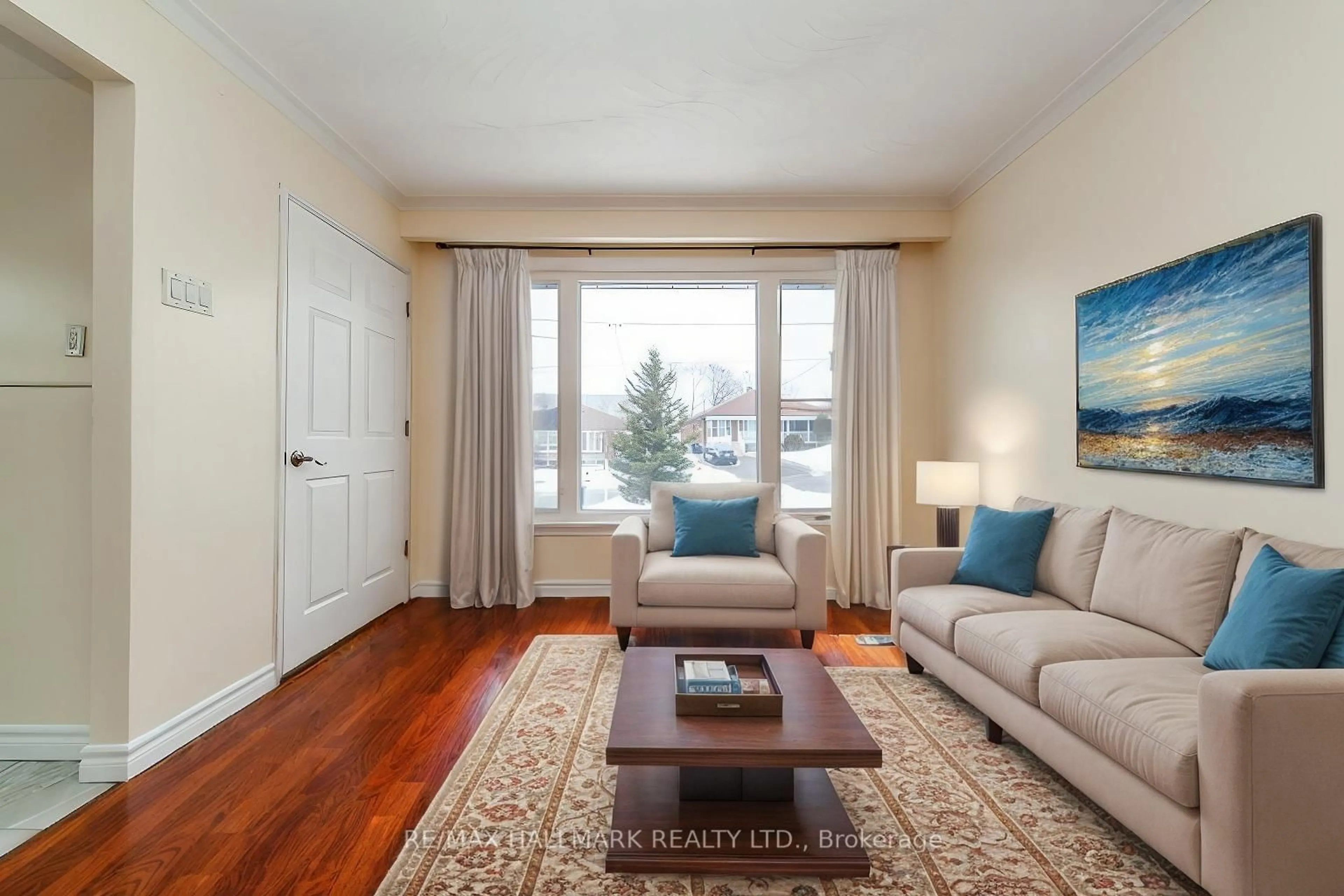 Living room with furniture, wood/laminate floor for 86 Snowood Crt, Toronto Ontario M3N 1E8