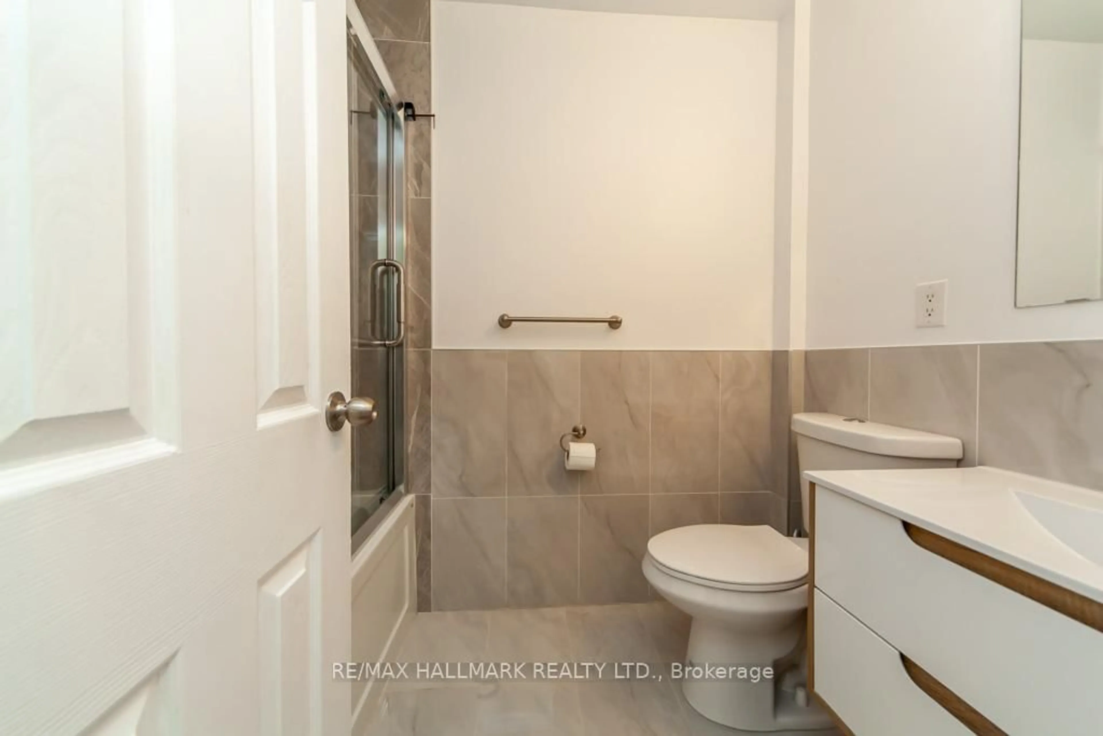 Standard bathroom, ceramic/tile floor for 86 Snowood Crt, Toronto Ontario M3N 1E8