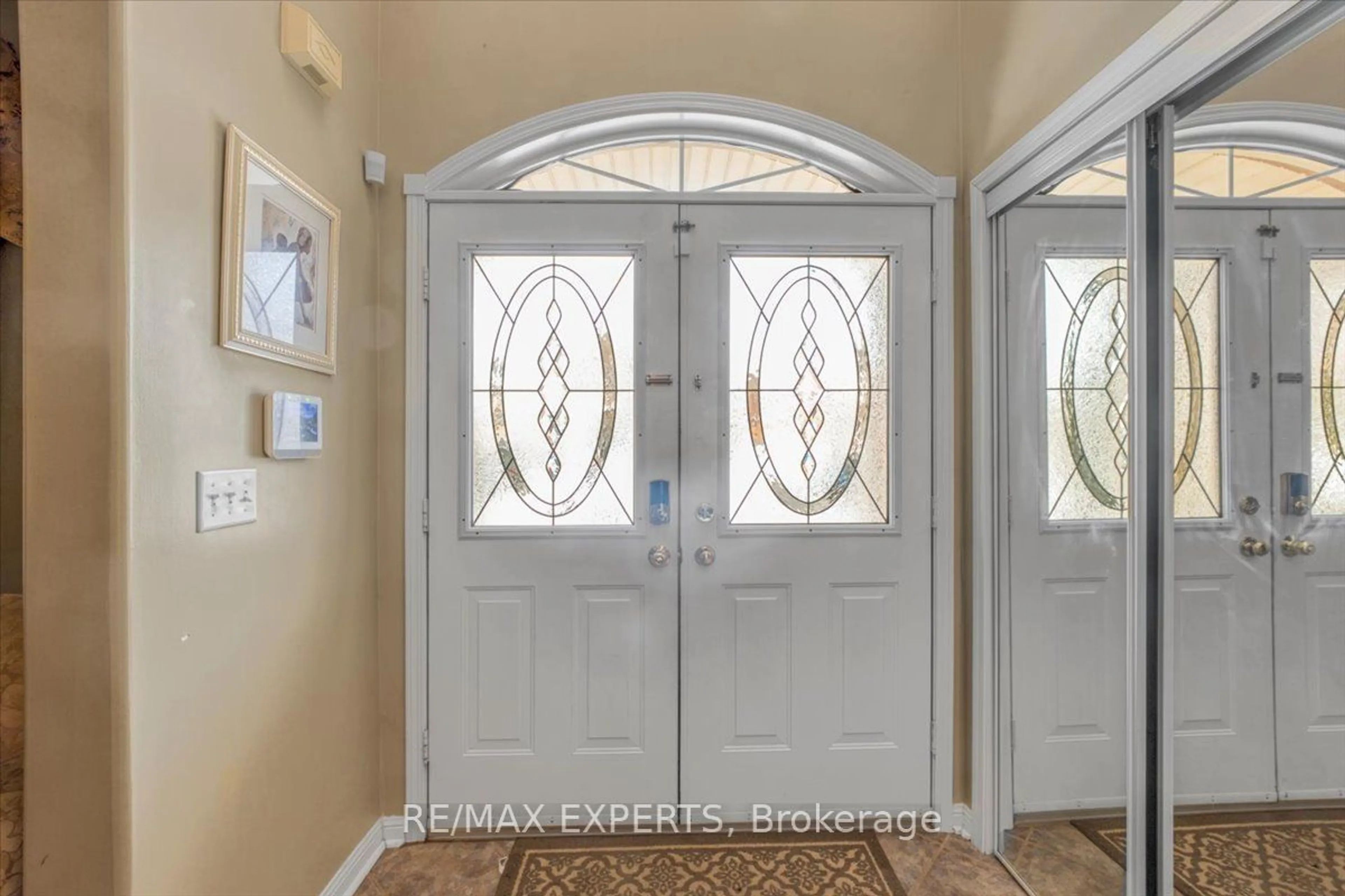 Indoor entryway for 11 Linstock Dr, Brampton Ontario L6P 1E1