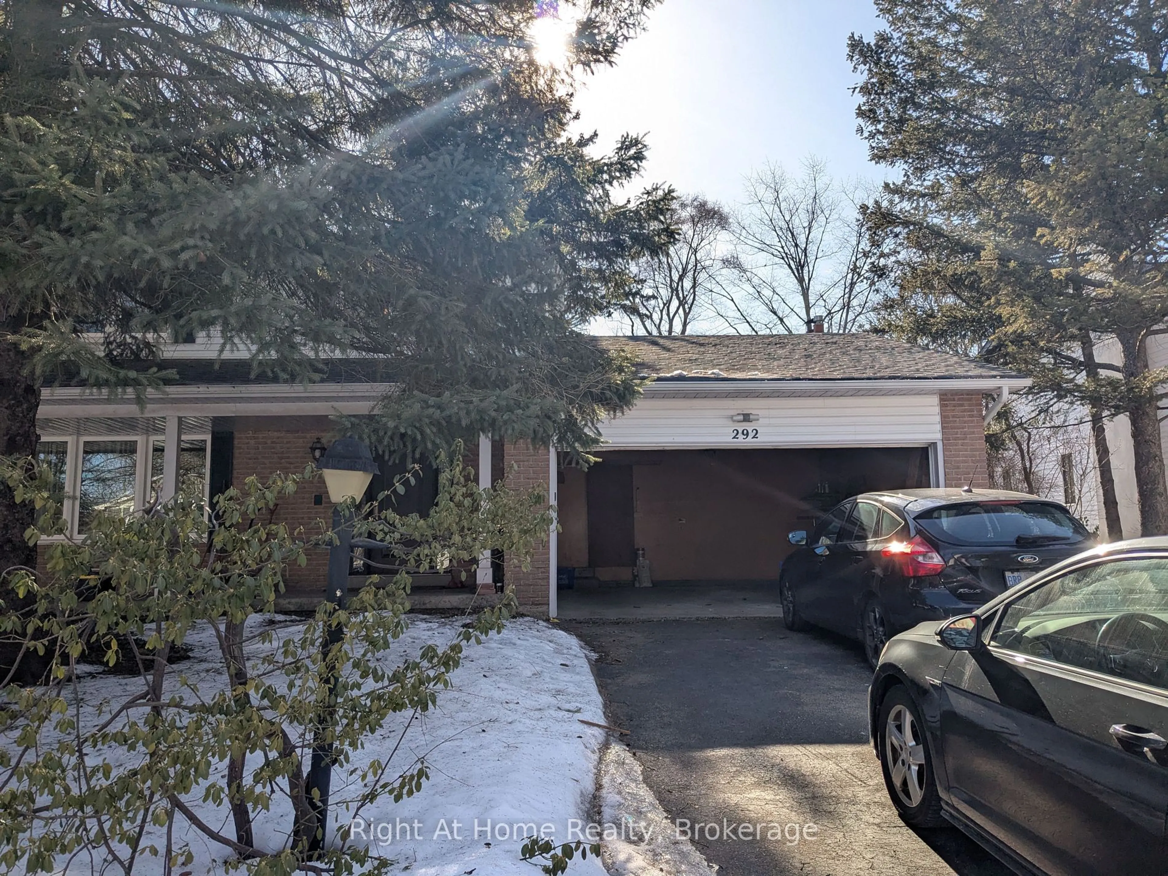 A pic from outside/outdoor area/front of a property/back of a property/a pic from drone, street for 292 Still's Lane, Oakville Ontario L6J 5Y5