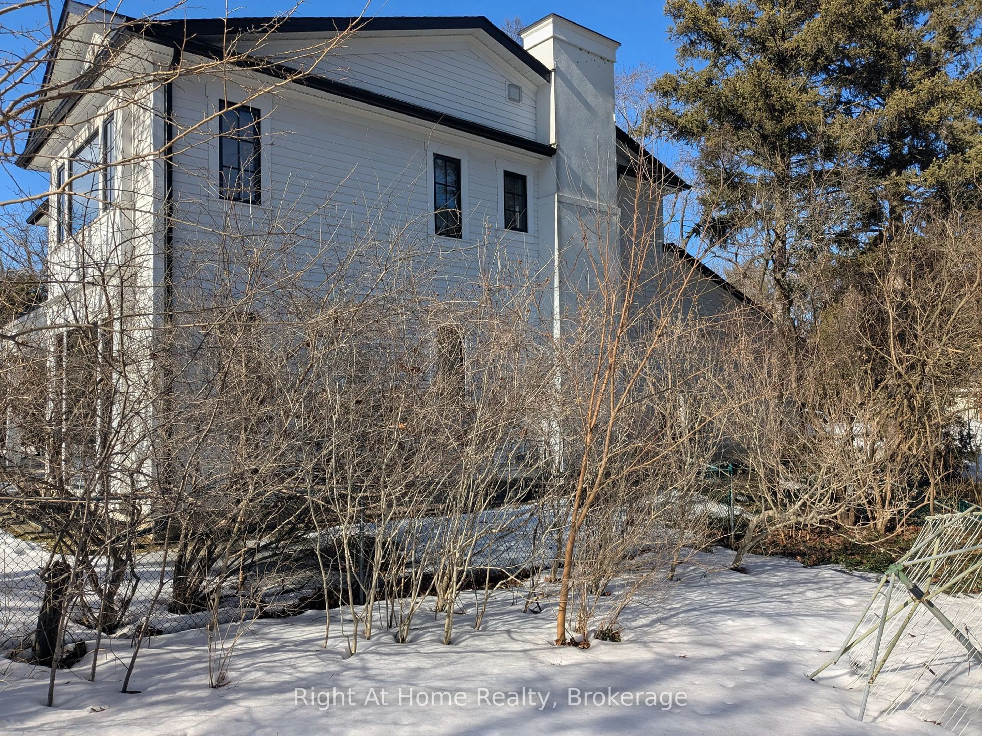 A pic from outside/outdoor area/front of a property/back of a property/a pic from drone, building for 292 Still's Lane, Oakville Ontario L6J 5Y5