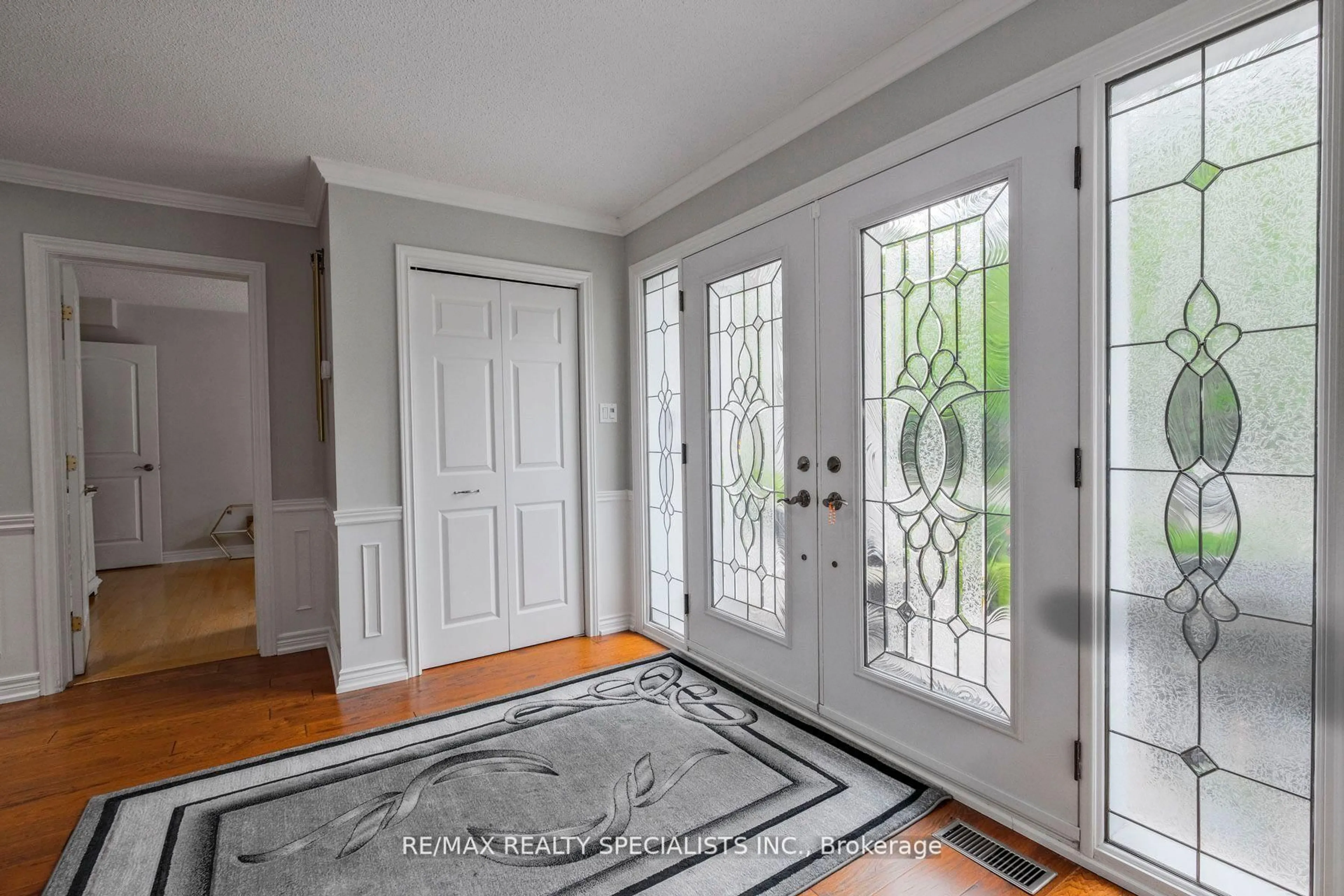 Indoor entryway for 1480 Ballyclare Dr, Mississauga Ontario L5C 1J5