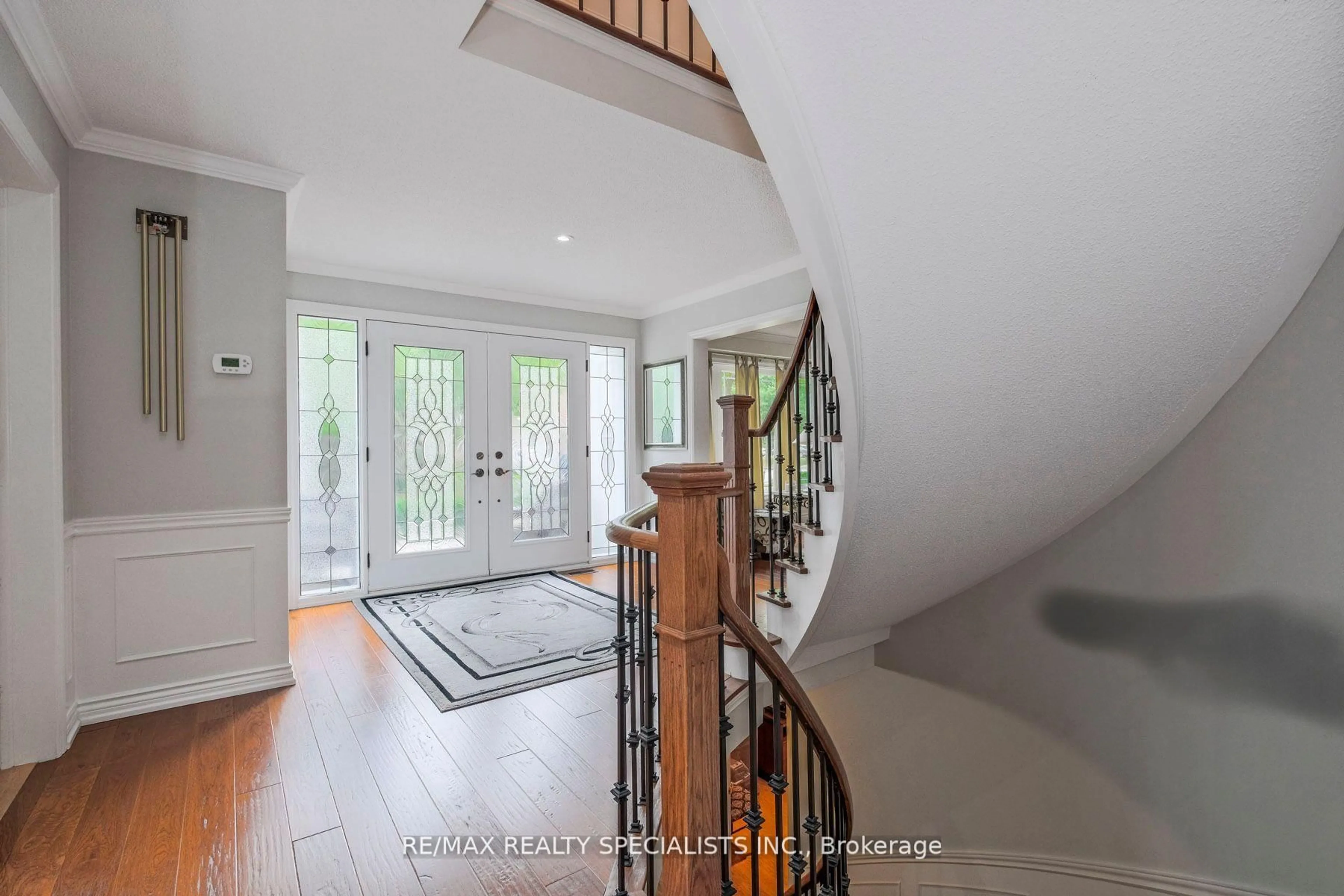 Indoor entryway for 1480 Ballyclare Dr, Mississauga Ontario L5C 1J5