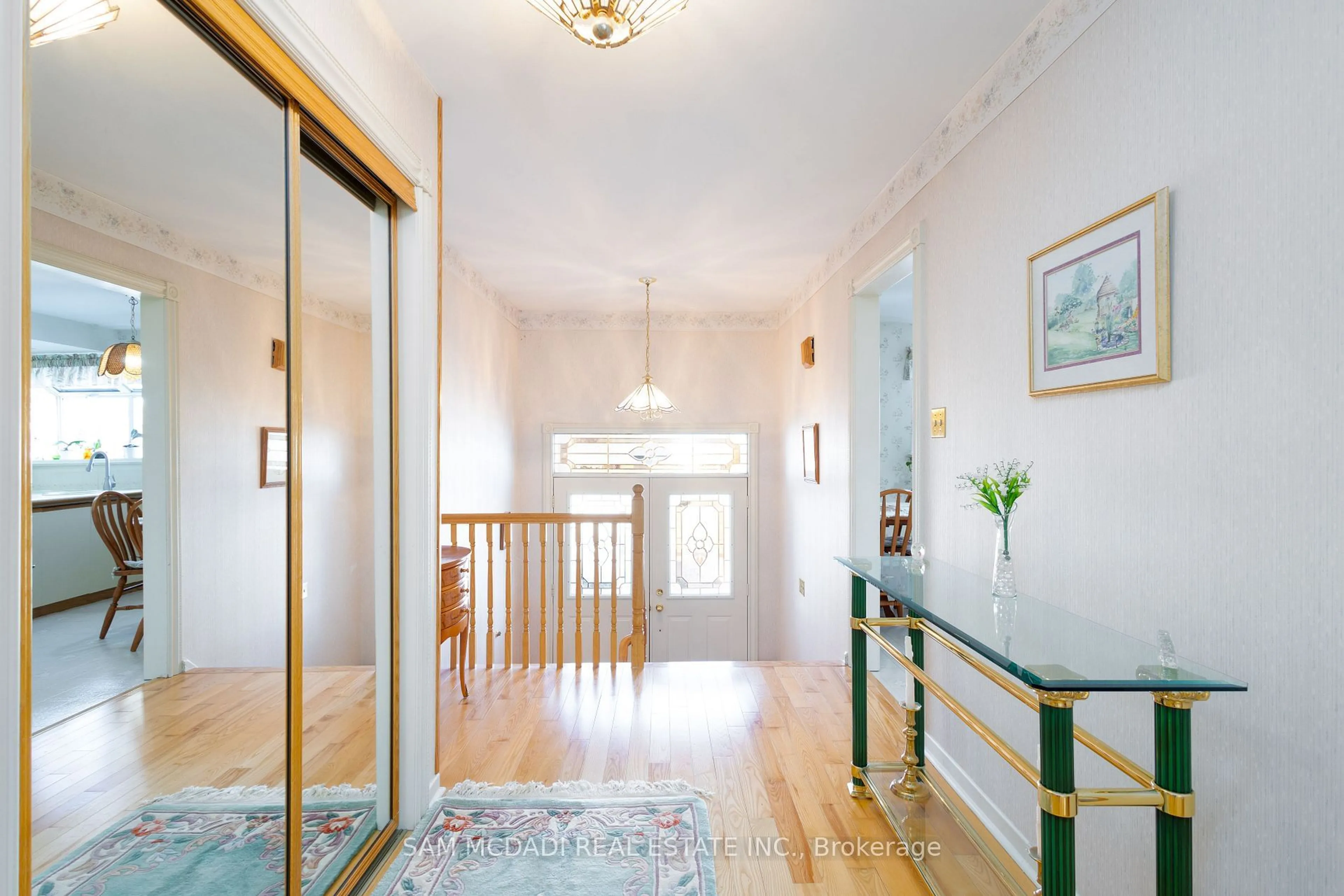 Indoor foyer for 1416 Petrie Way, Mississauga Ontario L5J 1G5