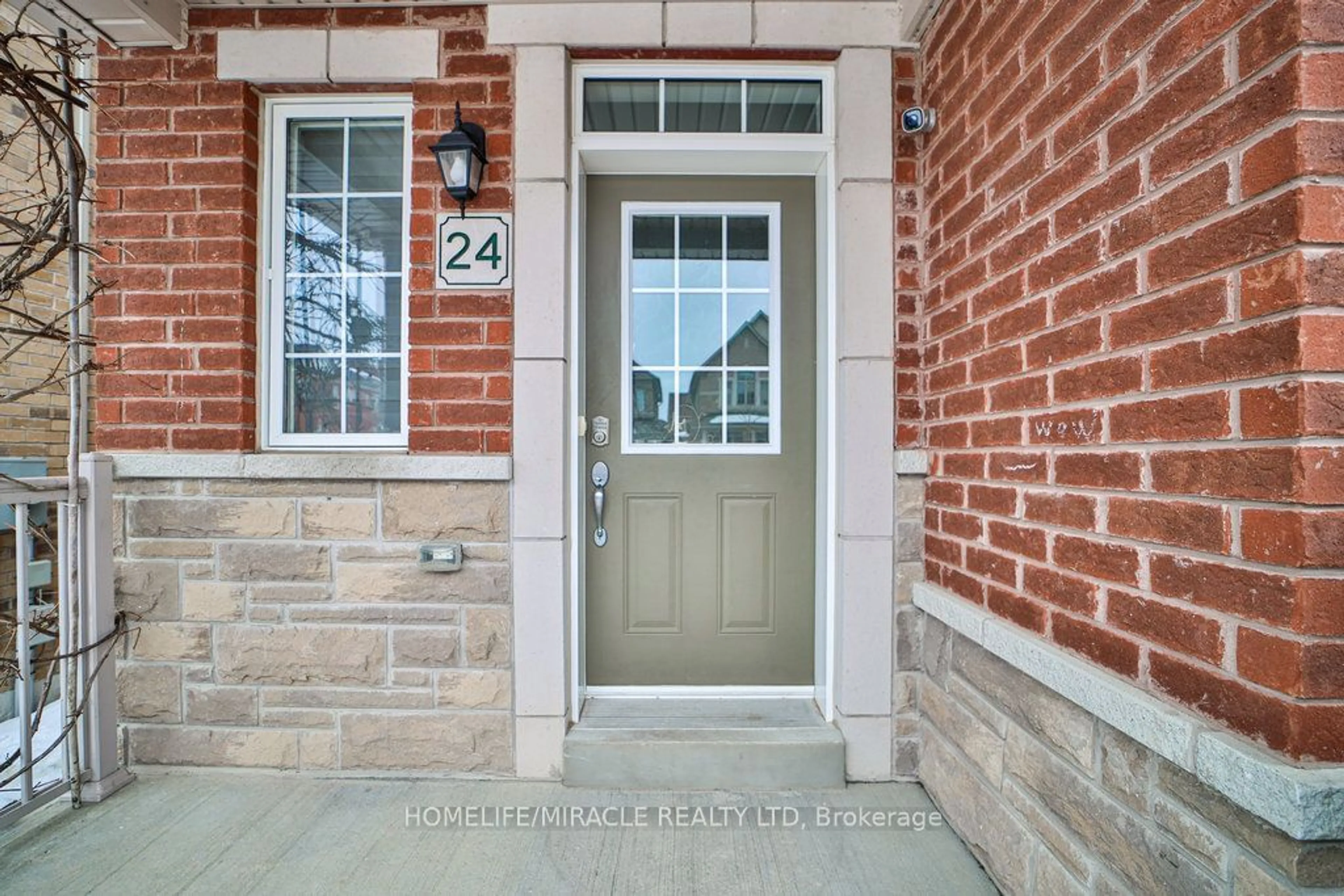 Indoor entryway for 24 Deer Ridge Tr, Caledon Ontario L7C 3Z6