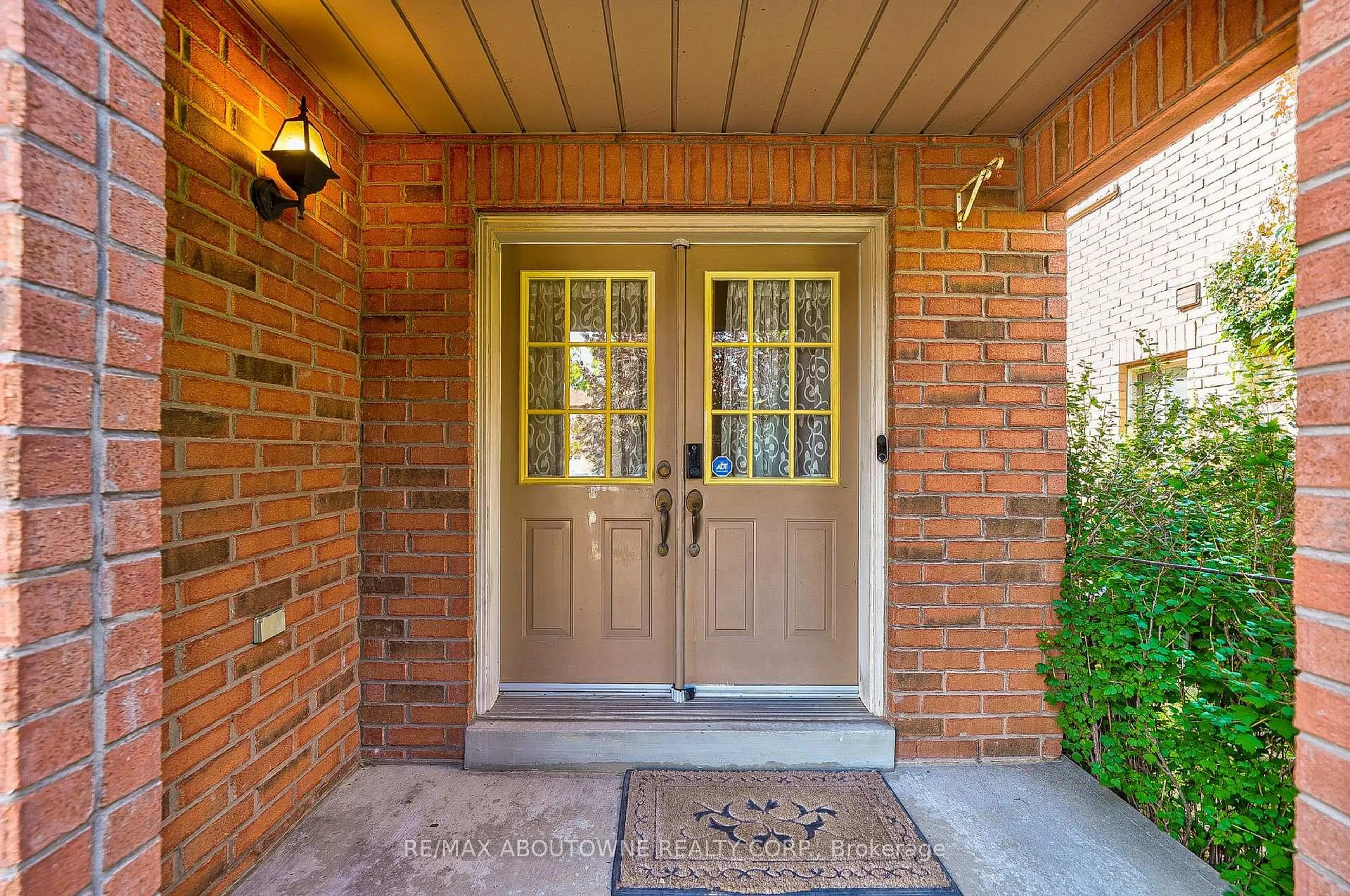 Indoor entryway for 6098 Rowers Cres, Mississauga Ontario L5V 3A2