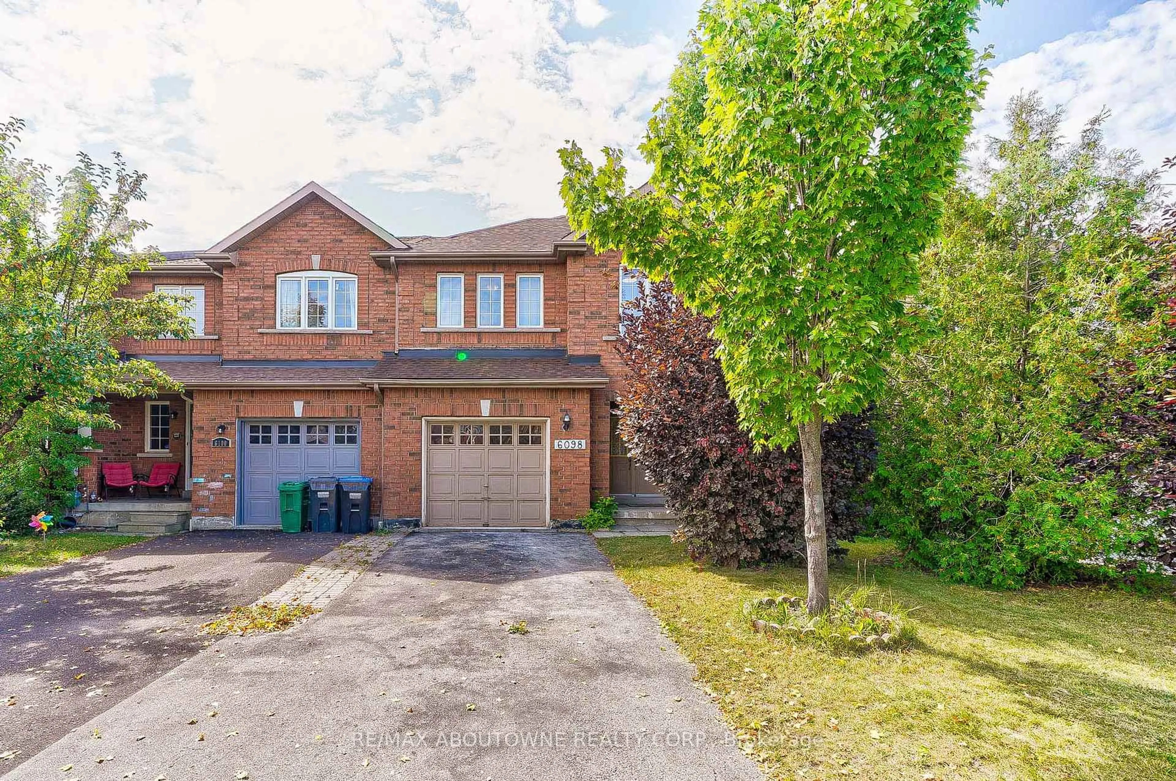 A pic from outside/outdoor area/front of a property/back of a property/a pic from drone, street for 6098 Rowers Cres, Mississauga Ontario L5V 3A2