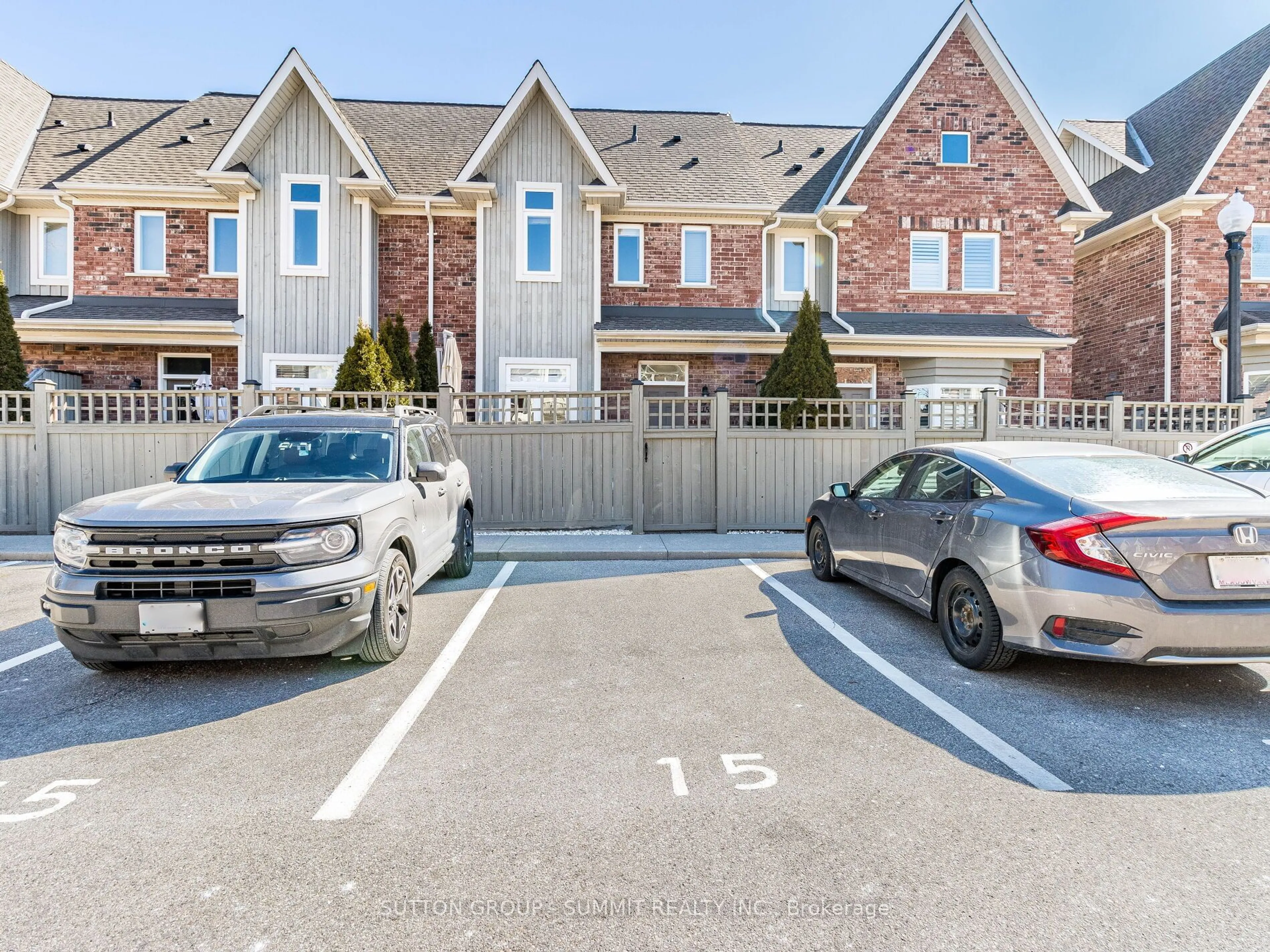 A pic from outside/outdoor area/front of a property/back of a property/a pic from drone, street for 4115 Upper Middle Rd #15, Burlington Ontario L7M 4G4