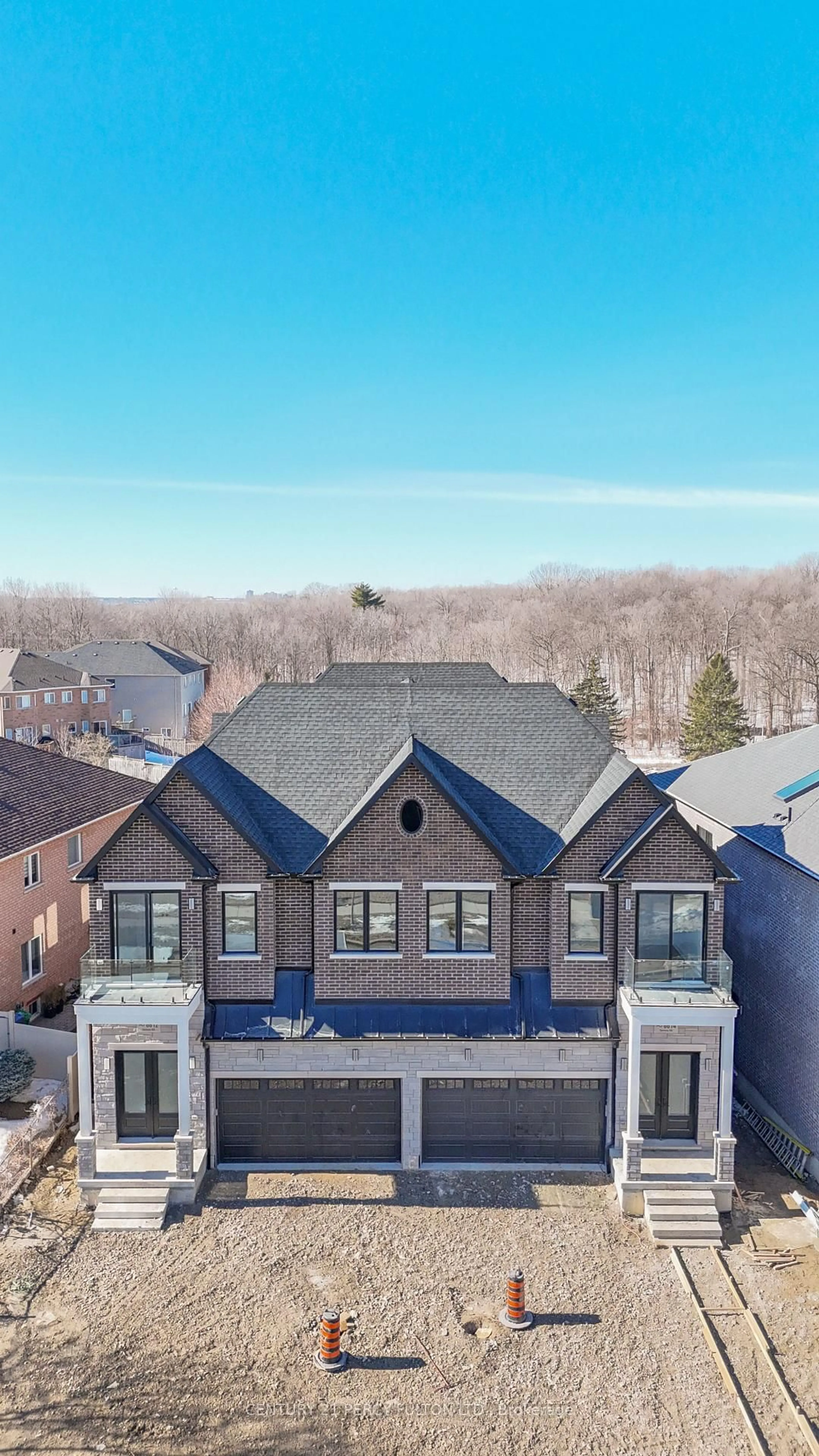 A pic from outside/outdoor area/front of a property/back of a property/a pic from drone, unknown for 6614 Harmony Hill, Mississauga Ontario L5W 1S5