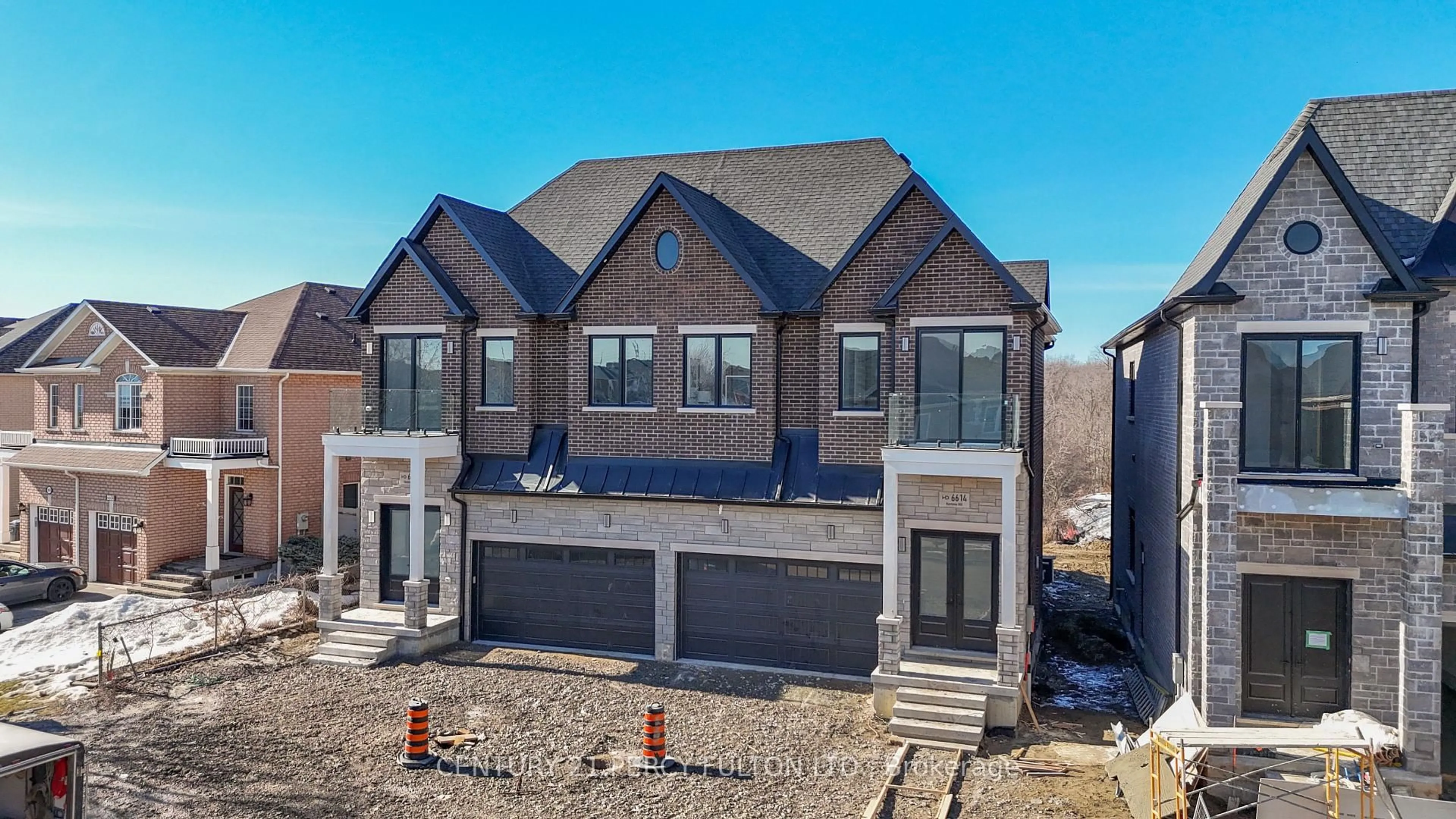 A pic from outside/outdoor area/front of a property/back of a property/a pic from drone, street for 6614 Harmony Hill, Mississauga Ontario L5W 1S5