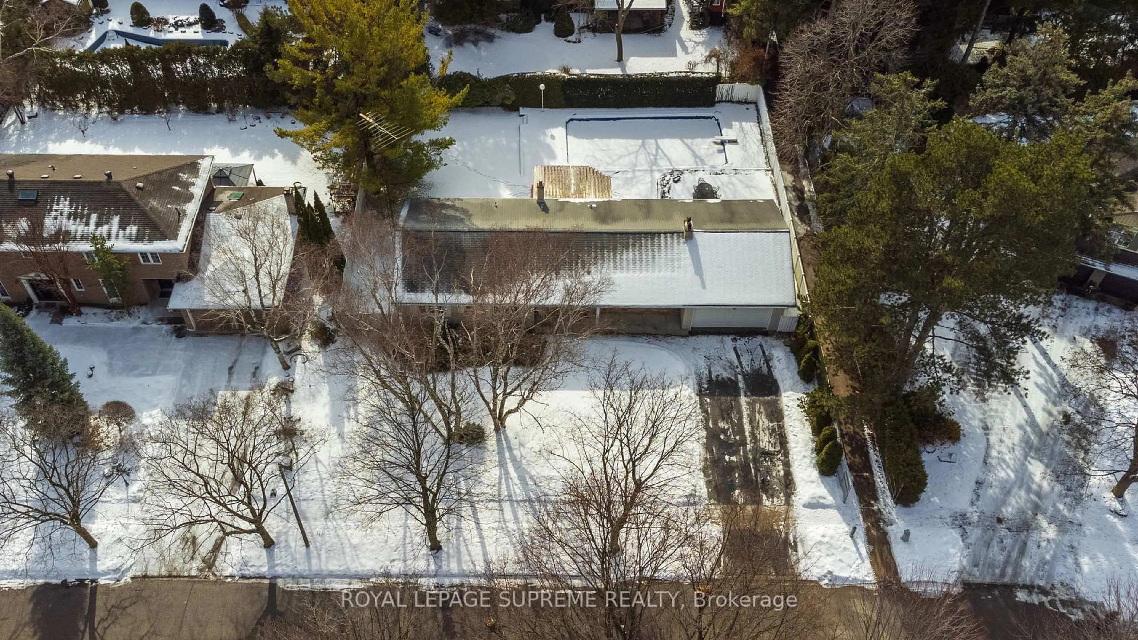 A pic from outside/outdoor area/front of a property/back of a property/a pic from drone, unknown for 2094 Obeck Cres, Mississauga Ontario L5H 3L7