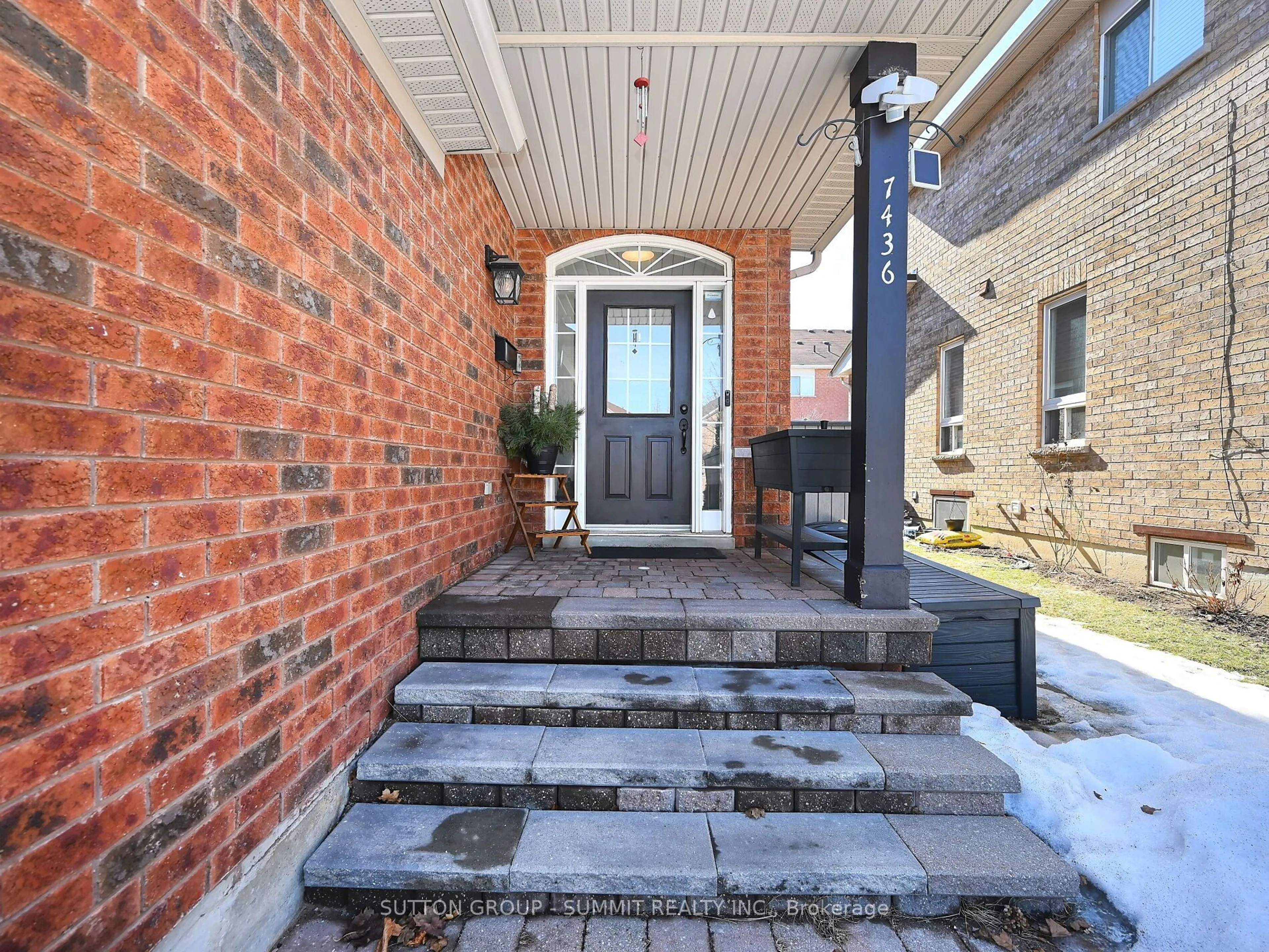 Home with brick exterior material, street for 7436 Russian Olive Clse, Mississauga Ontario L5N 8N7