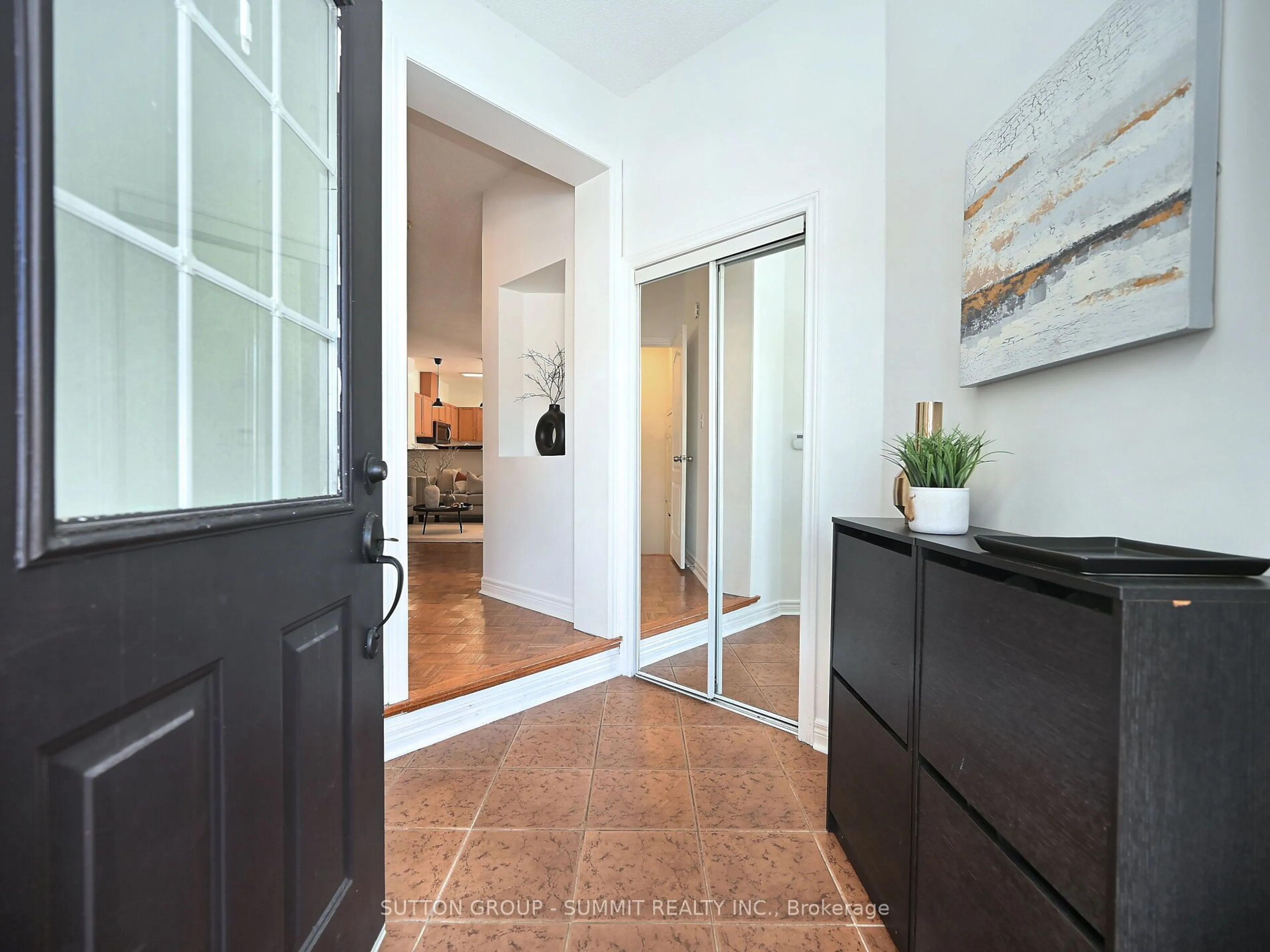 Indoor entryway for 7436 Russian Olive Clse, Mississauga Ontario L5N 8N7