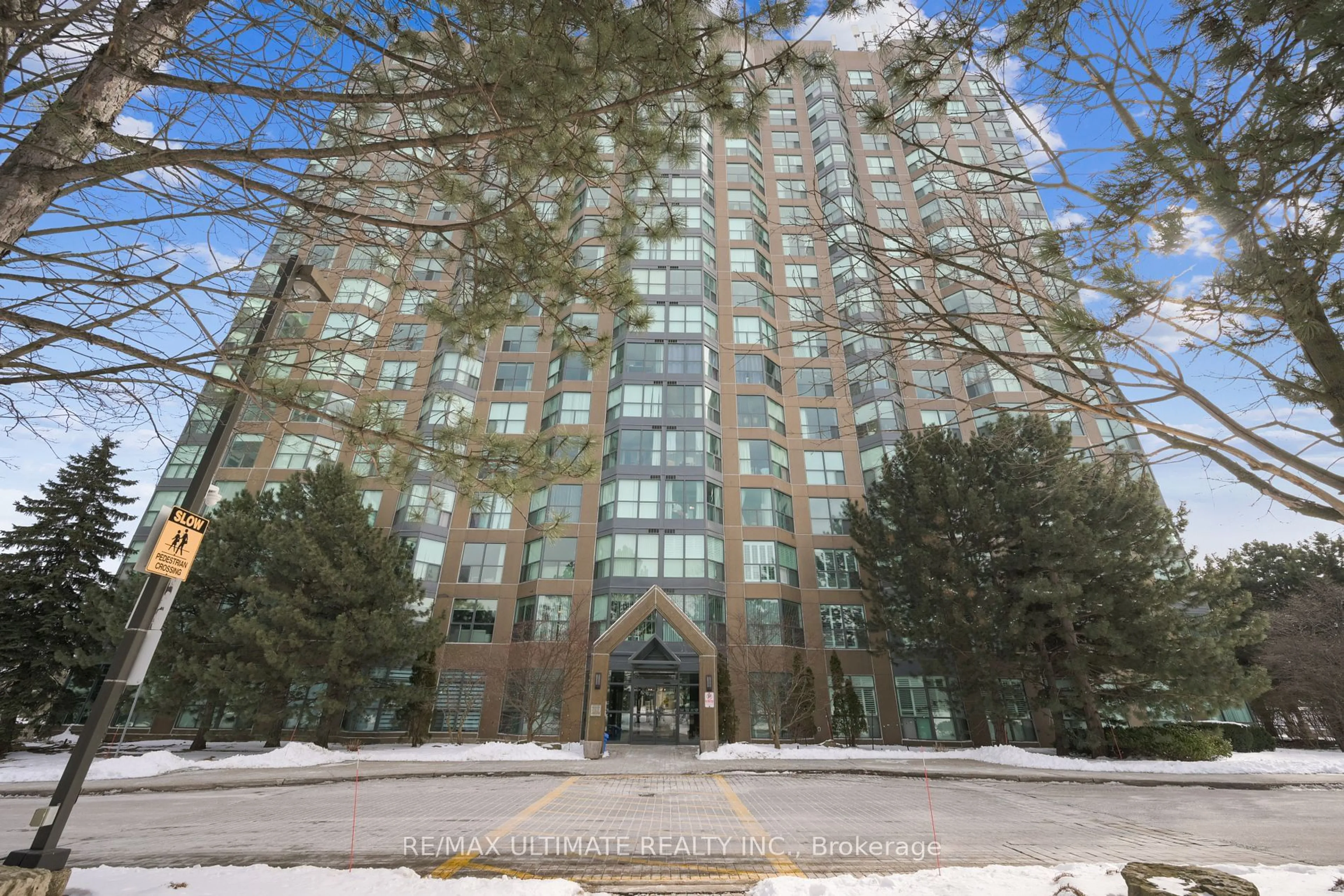 Indoor foyer for 2177 Burnhamthorpe Rd #910, Mississauga Ontario L5L 5P9