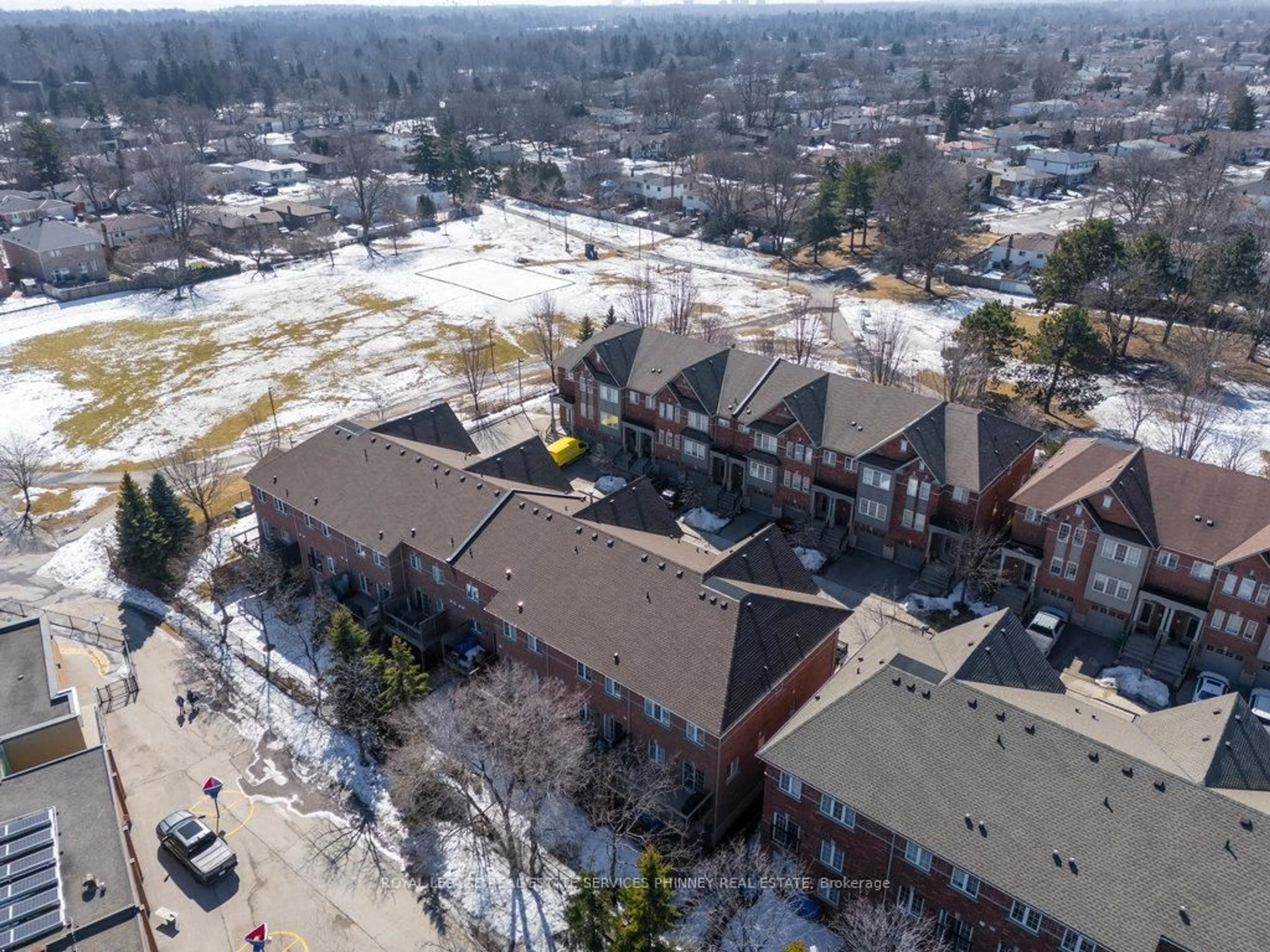 A pic from outside/outdoor area/front of a property/back of a property/a pic from drone, unknown for 230 Paisley Blvd #25, Mississauga Ontario L5B 0C5