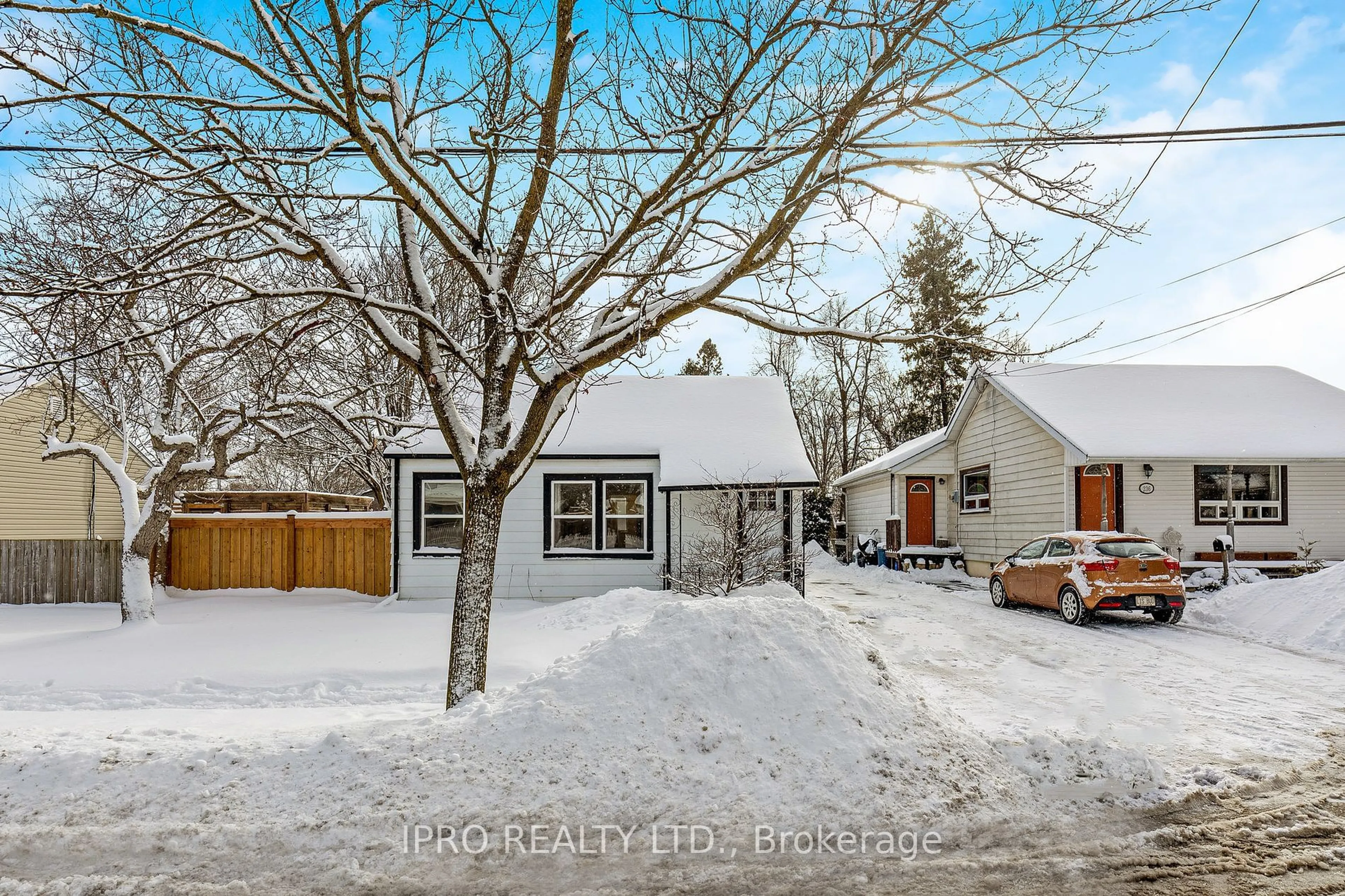 A pic from outside/outdoor area/front of a property/back of a property/a pic from drone, street for 240 McDonald Blvd, Halton Hills Ontario L7J 1B1