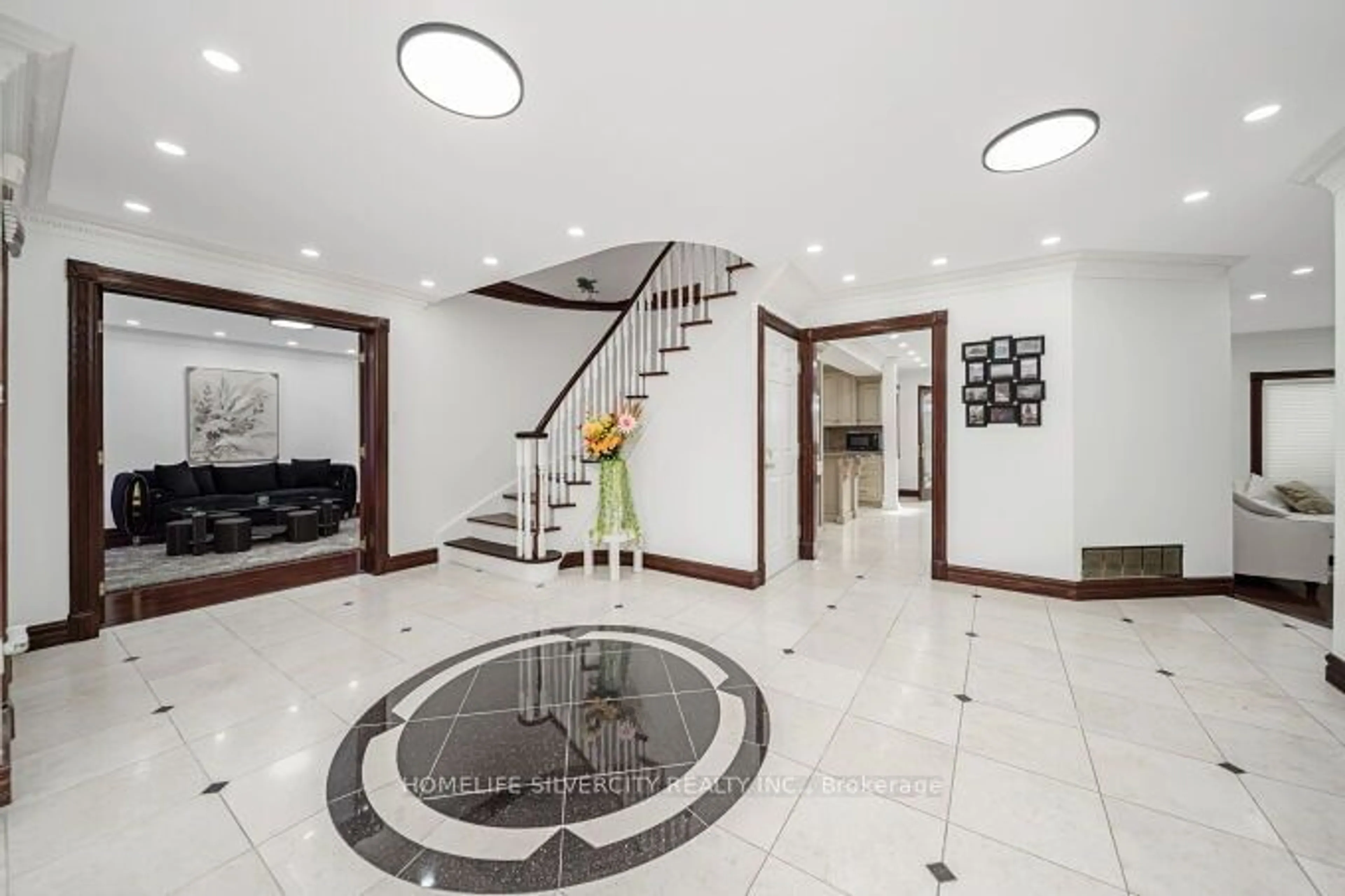 Indoor foyer for 14 Rembrandt Cres, Brampton Ontario L6Y 3M8