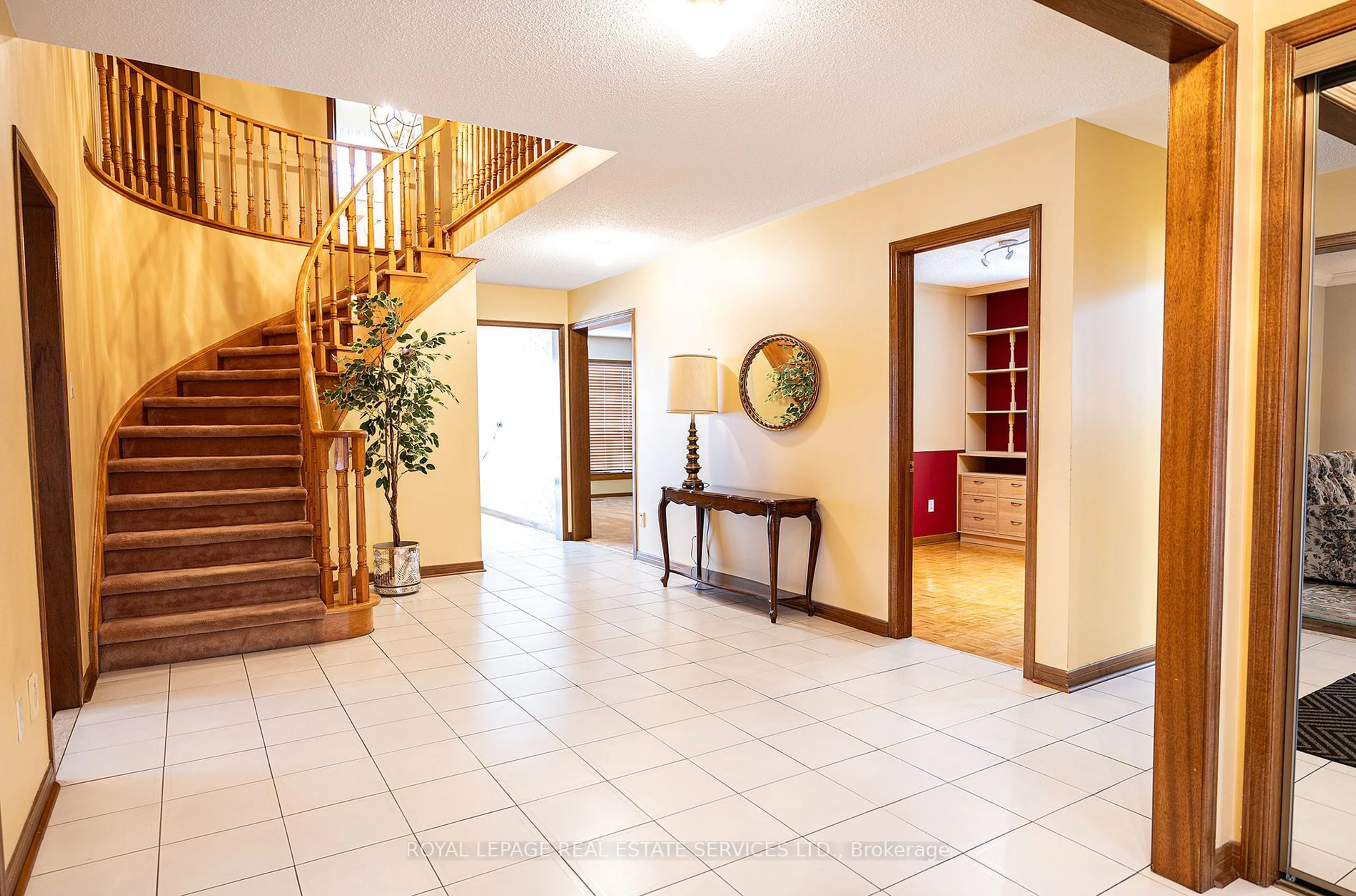 Indoor foyer for 1112 Ibis Crt, Mississauga Ontario L4W 3K7