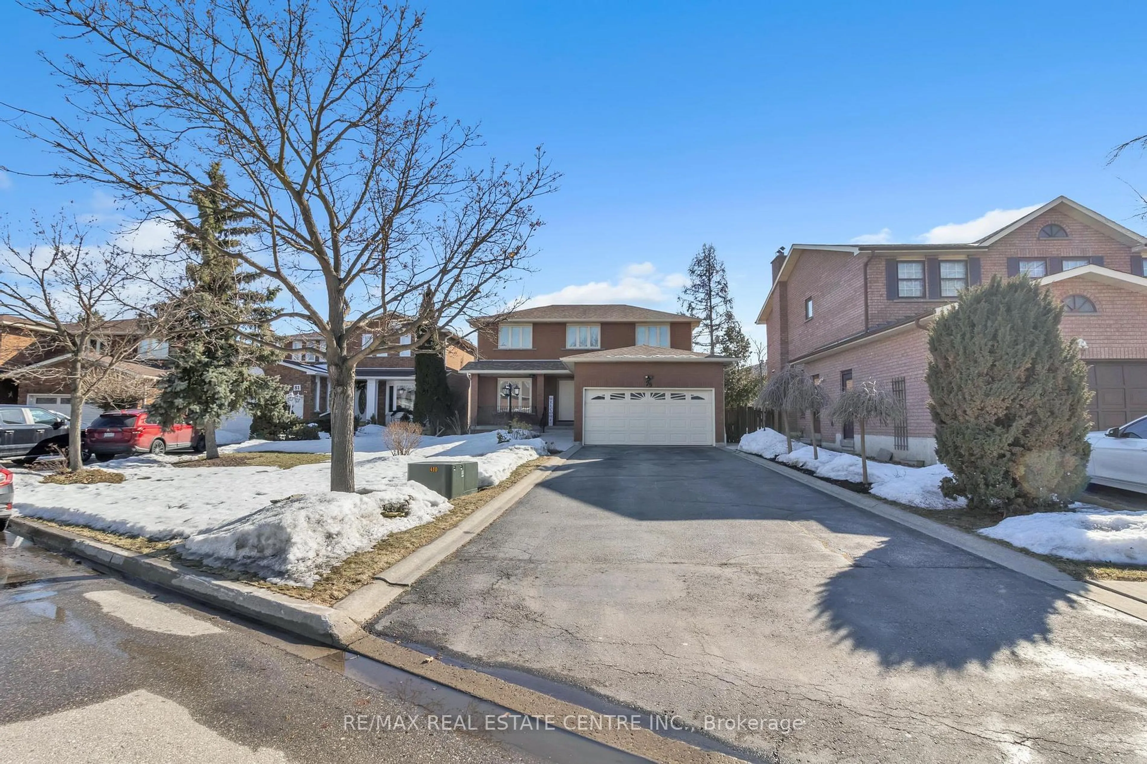 A pic from outside/outdoor area/front of a property/back of a property/a pic from drone, street for 79 Turtlecreek Blvd, Brampton Ontario L6W 3Y2