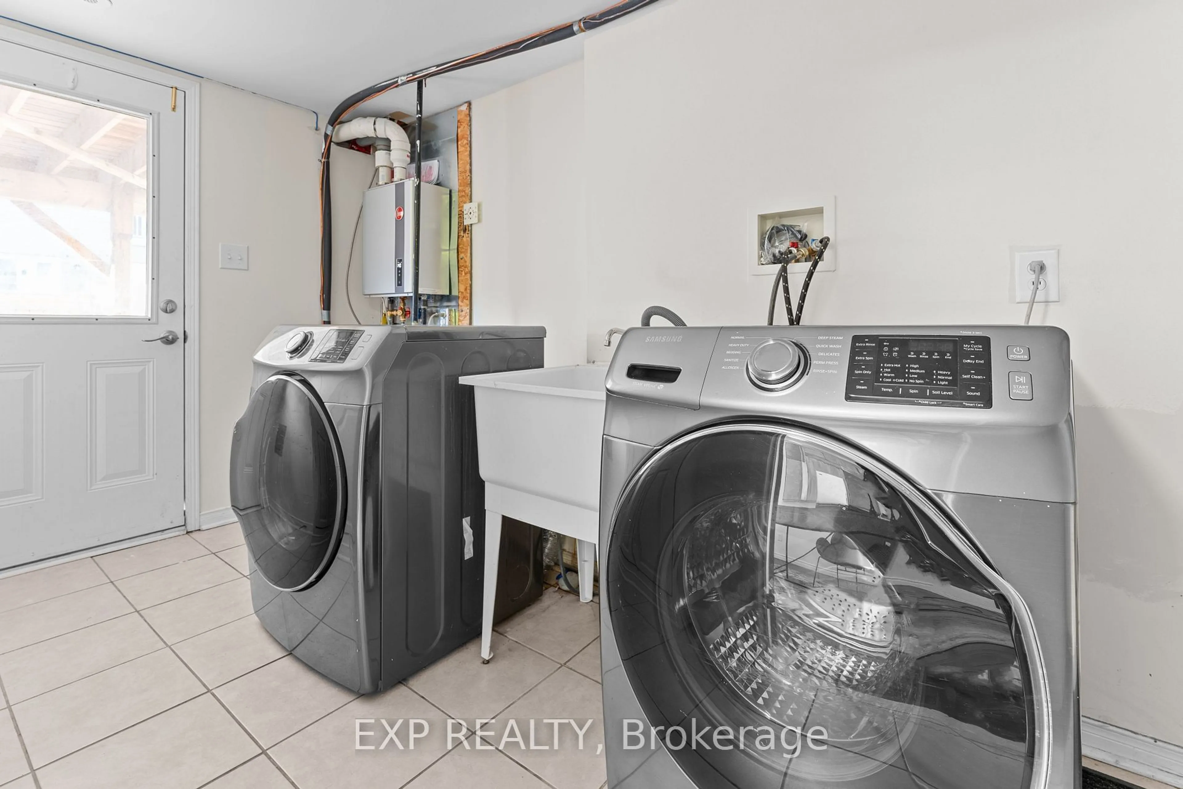 Laundry room for 2329 Saddlecreek Cres, Oakville Ontario L6M 5J7