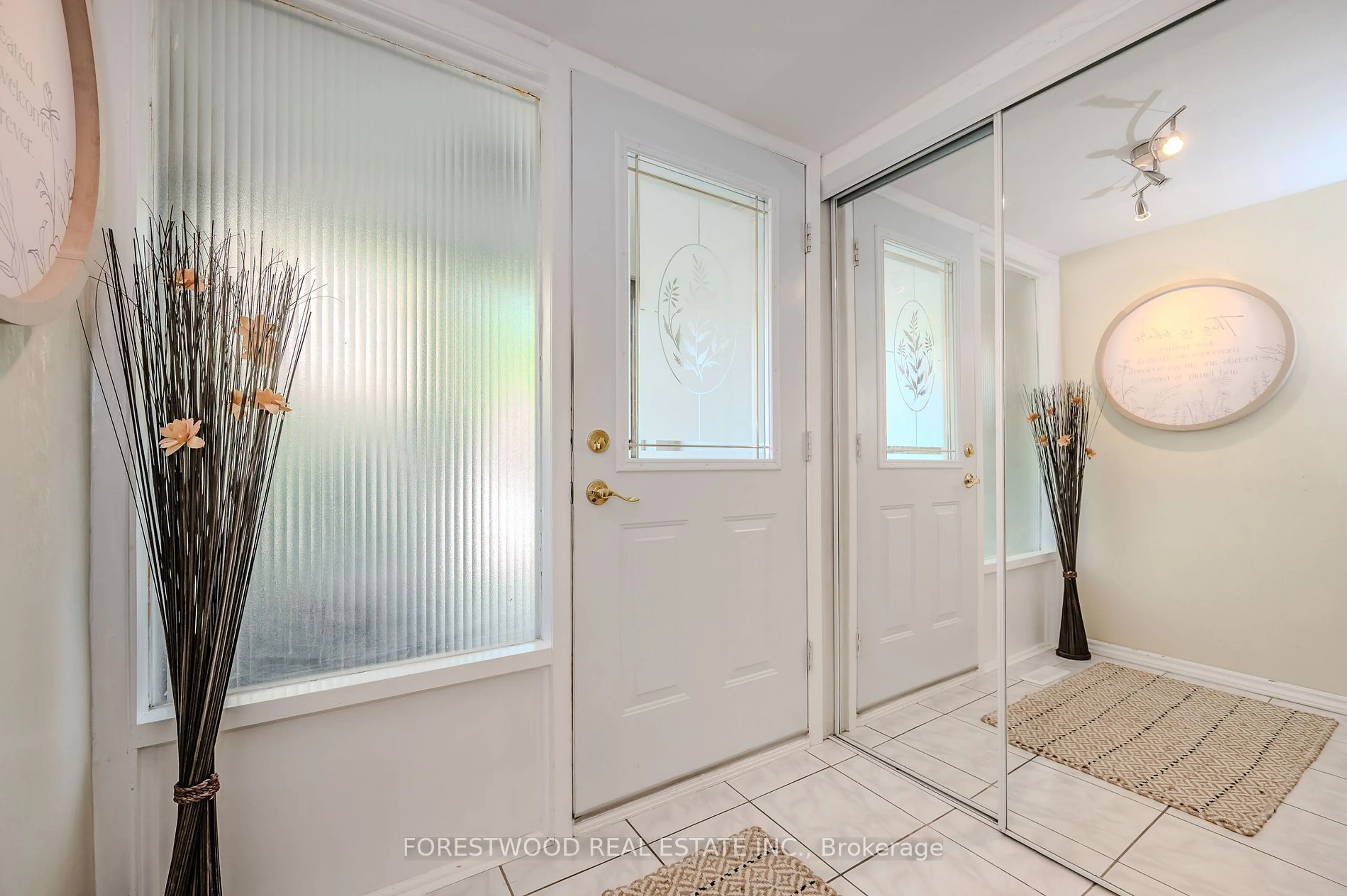 Indoor entryway for 400 Bloor St #28, Mississauga Ontario L5A 3M8