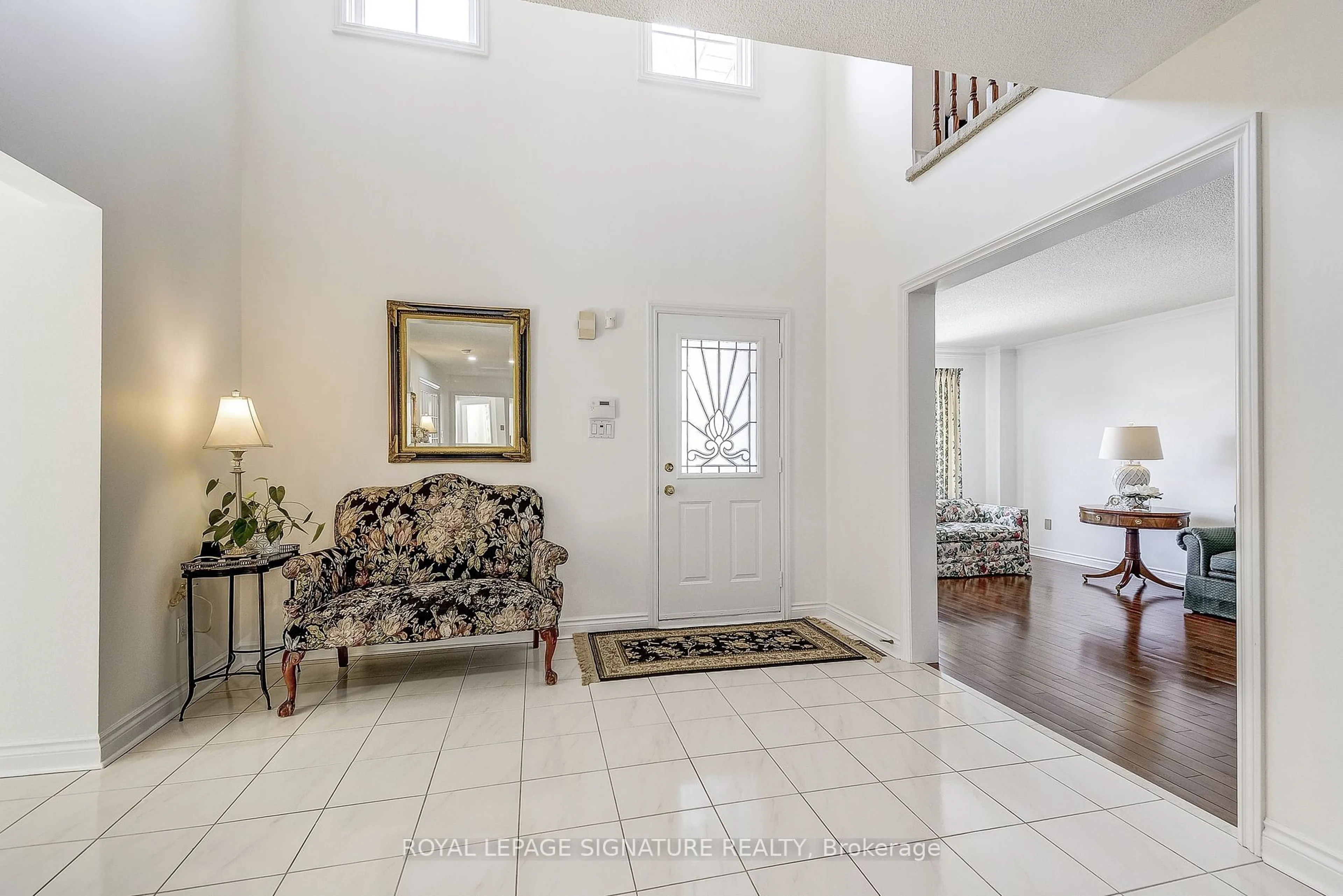 Indoor foyer for 560 Chagall Crt, Mississauga Ontario L5R 3A8