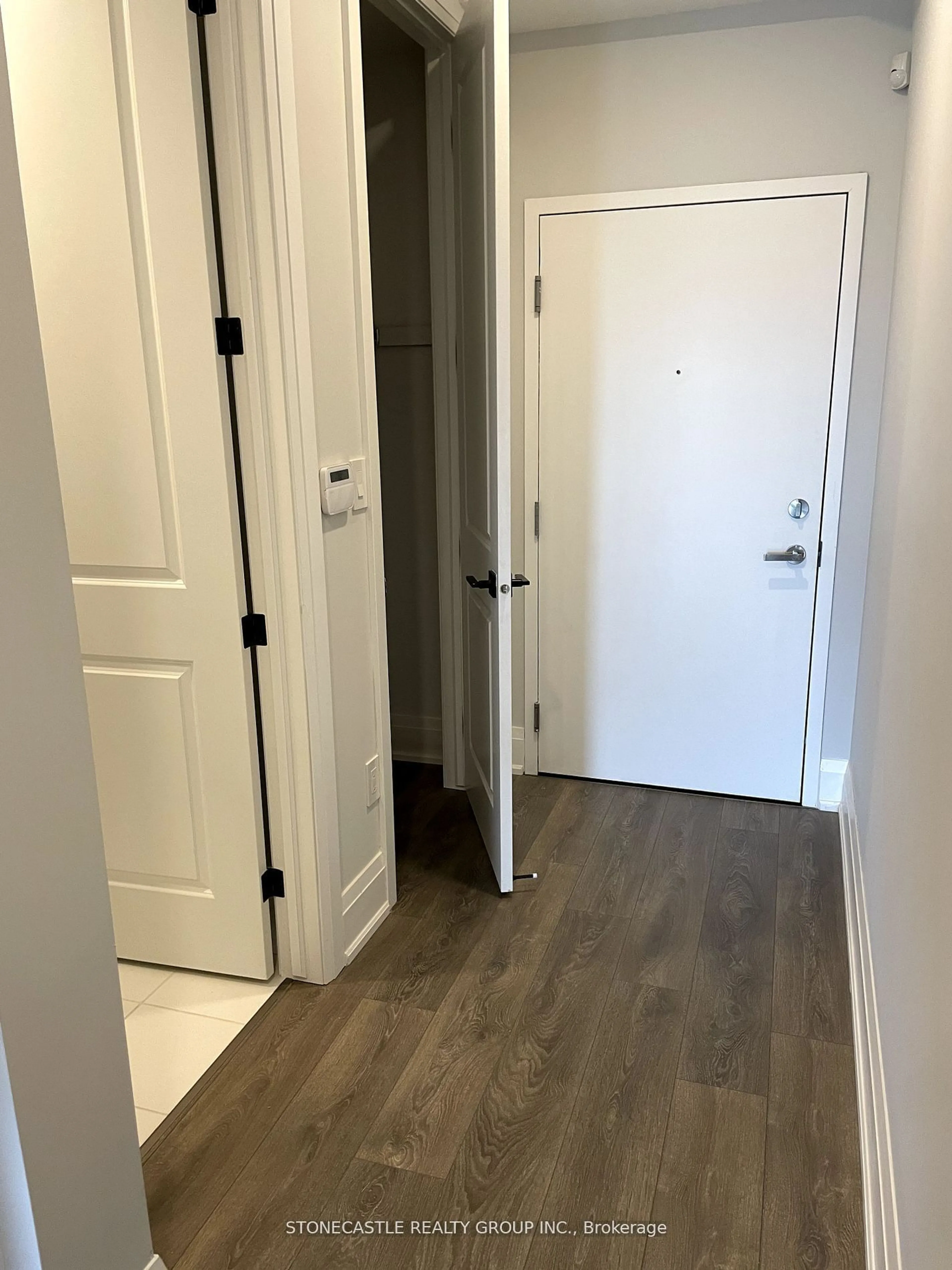 Indoor entryway for 4040 Upper Middle Rd #323, Burlington Ontario L7M 0H2