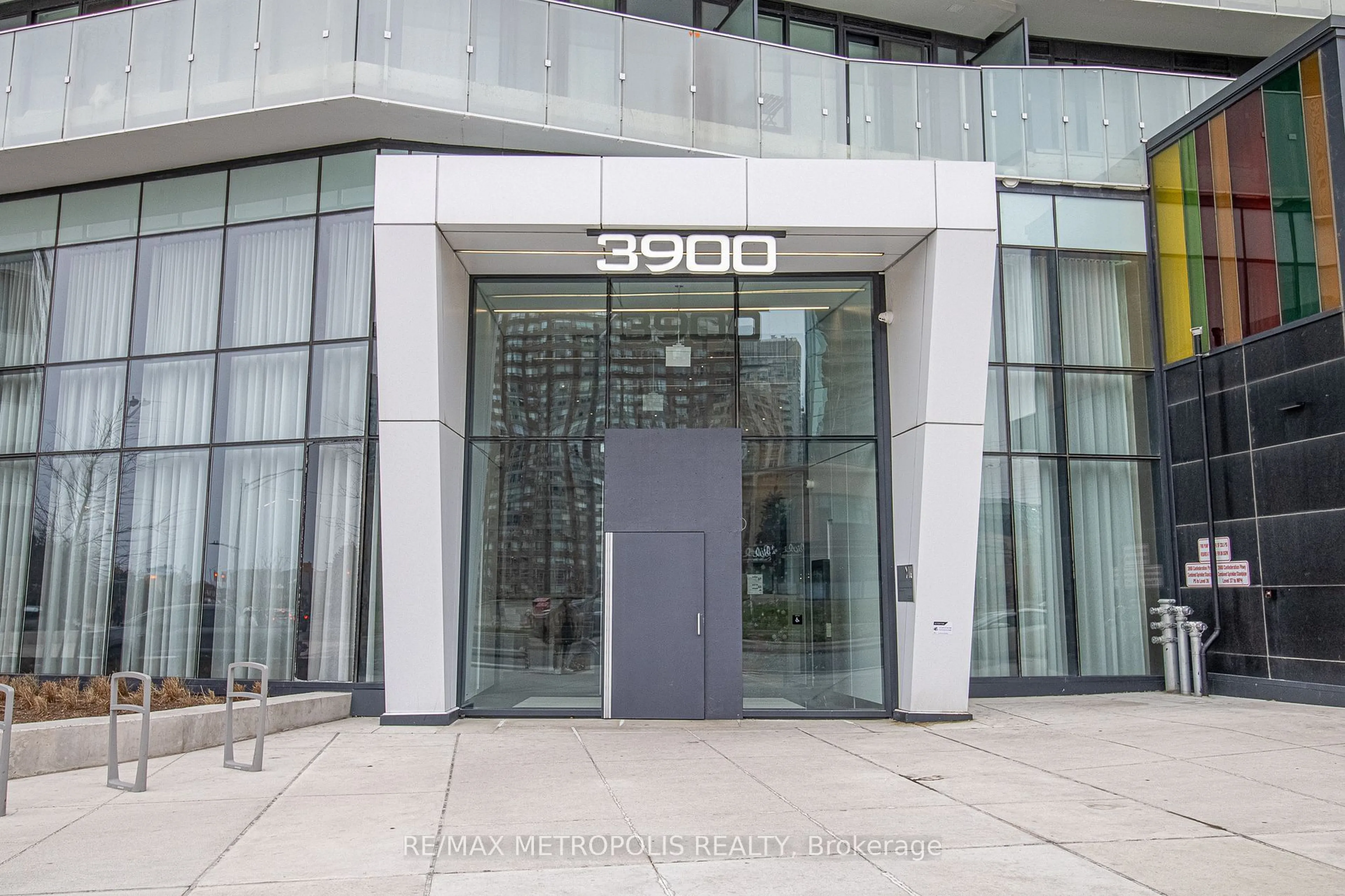 Indoor foyer for 3900 Confederation Pkwy #216, Mississauga Ontario L5B 0M3