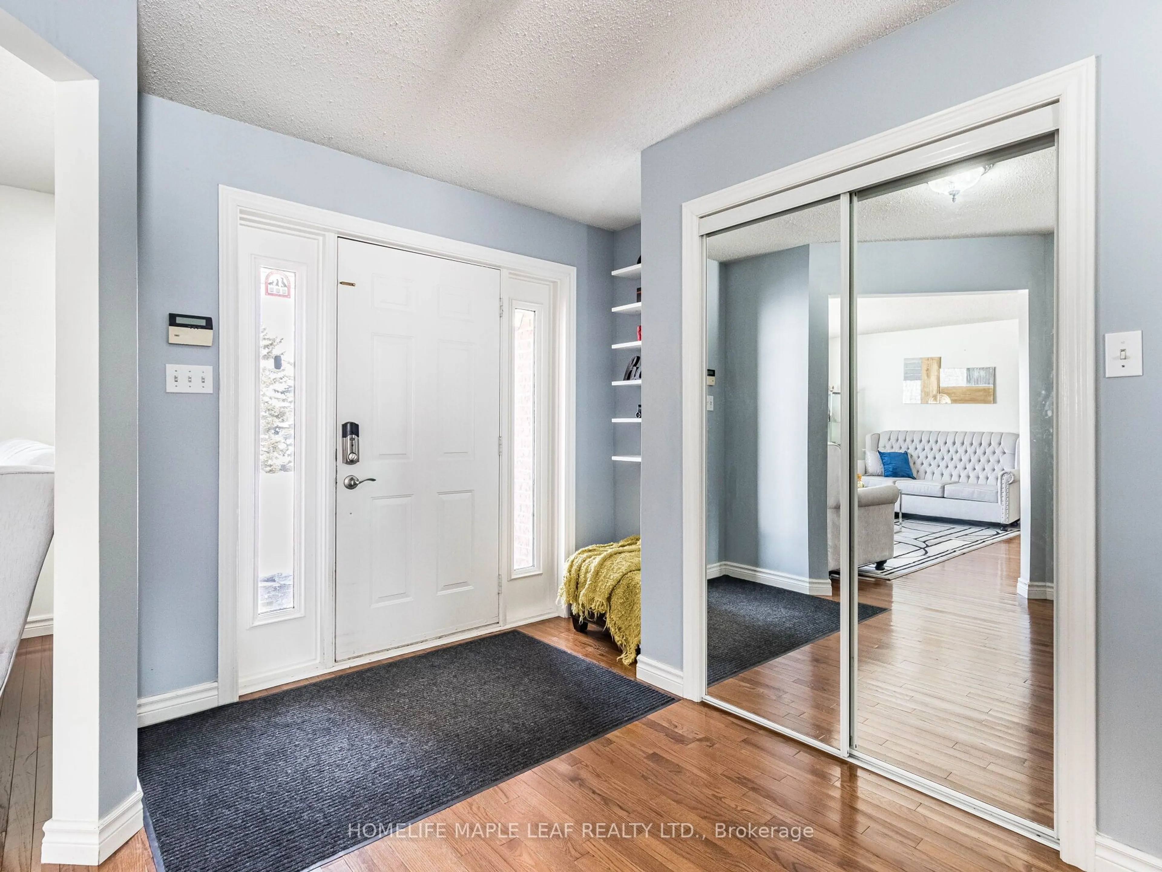 Indoor entryway for 13608 Torbram Rd, Caledon Ontario L7C 2S9