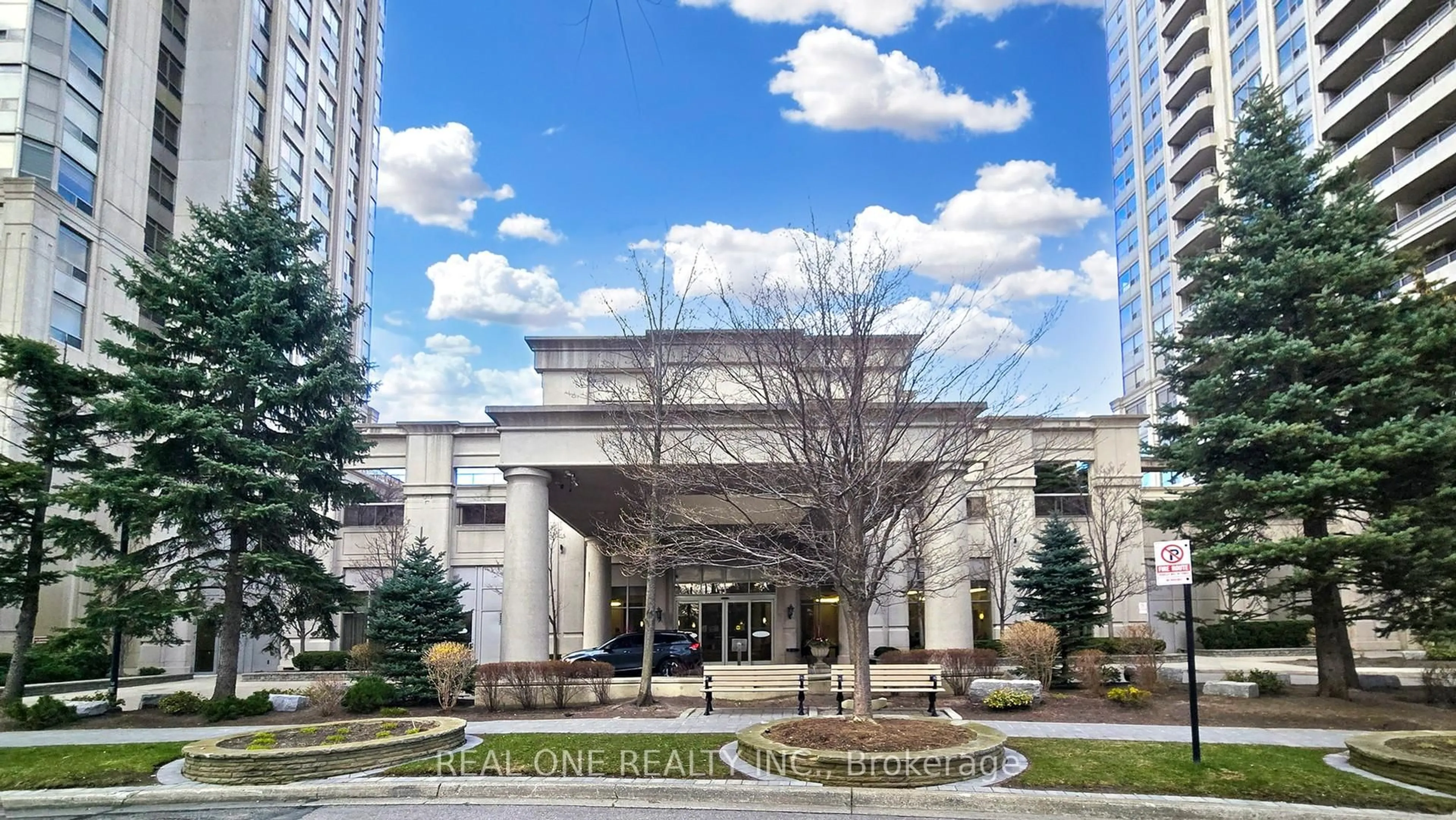 Indoor foyer for 25 Kingsbridge Garden Circ #2813, Mississauga Ontario L5R 4B1